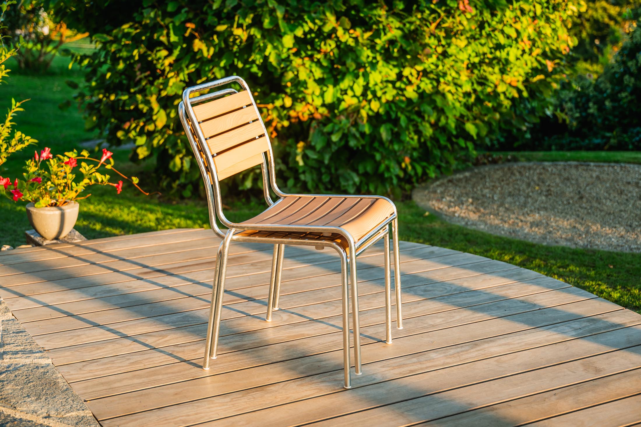 Rigi Holzlatten-Gartenstuhl ohne Armlehne in Natur geölt  präsentiert im Onlineshop von KAQTU Design AG. Gartenstuhl ist von Schaffner
