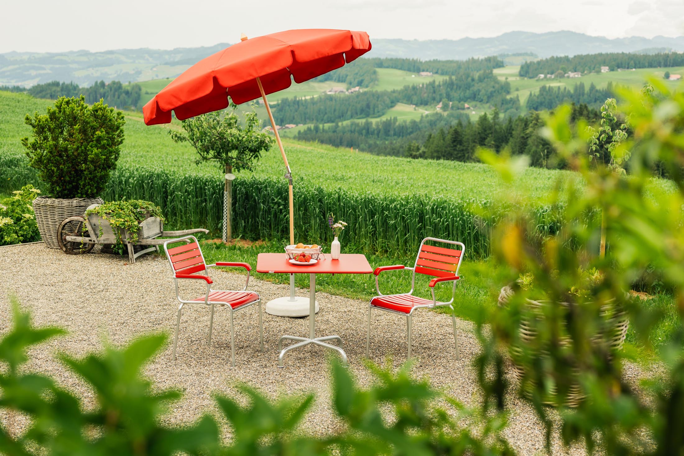 Rigi Holzlatten-Gartenstuhl mit Armlehne in Rot präsentiert im Onlineshop von KAQTU Design AG. Gartenstuhl mit Armlehnen ist von Schaffner
