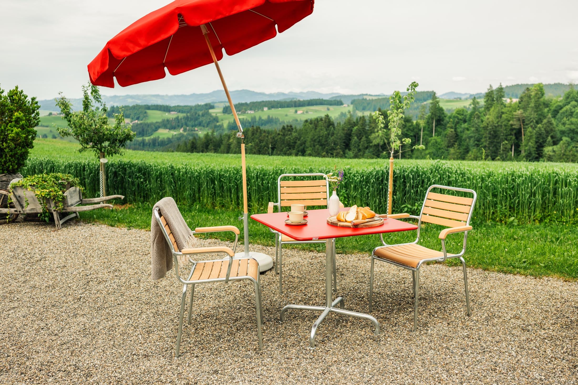 Rigi Holzlatten-Gartenstuhl mit Armlehne in Natur geölt  präsentiert im Onlineshop von KAQTU Design AG. Gartenstuhl mit Armlehnen ist von Schaffner