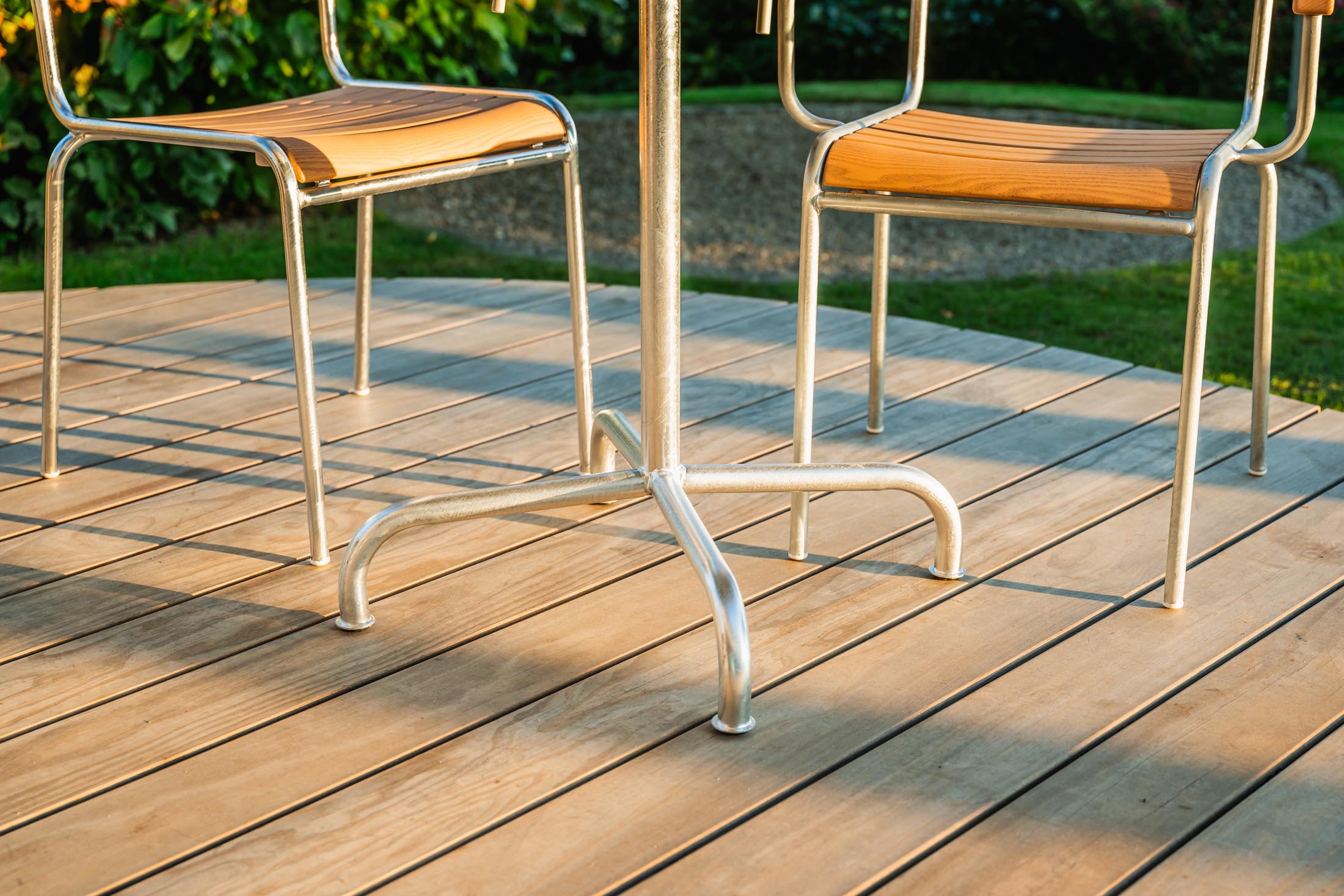 Hochwertiger Schaffner Rigi Gartenstuhl aus Eschenholz mit Armlehnen, wetterfest, langlebig, elegantes Design, made in Switzerland für Garten & Terrasse.