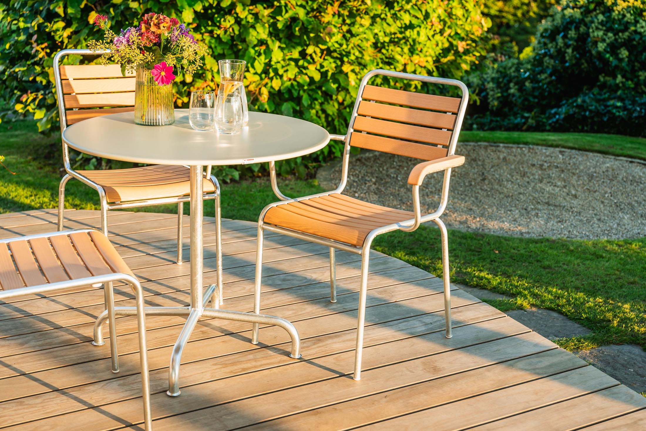 Schaffner Rigi Holzlatten-Gartenstuhl mit Armlehne aus wetterfestem Eschenholz, langlebig, stilvoll, Schweizer Qualität, perfekt für Garten und Terrasse.