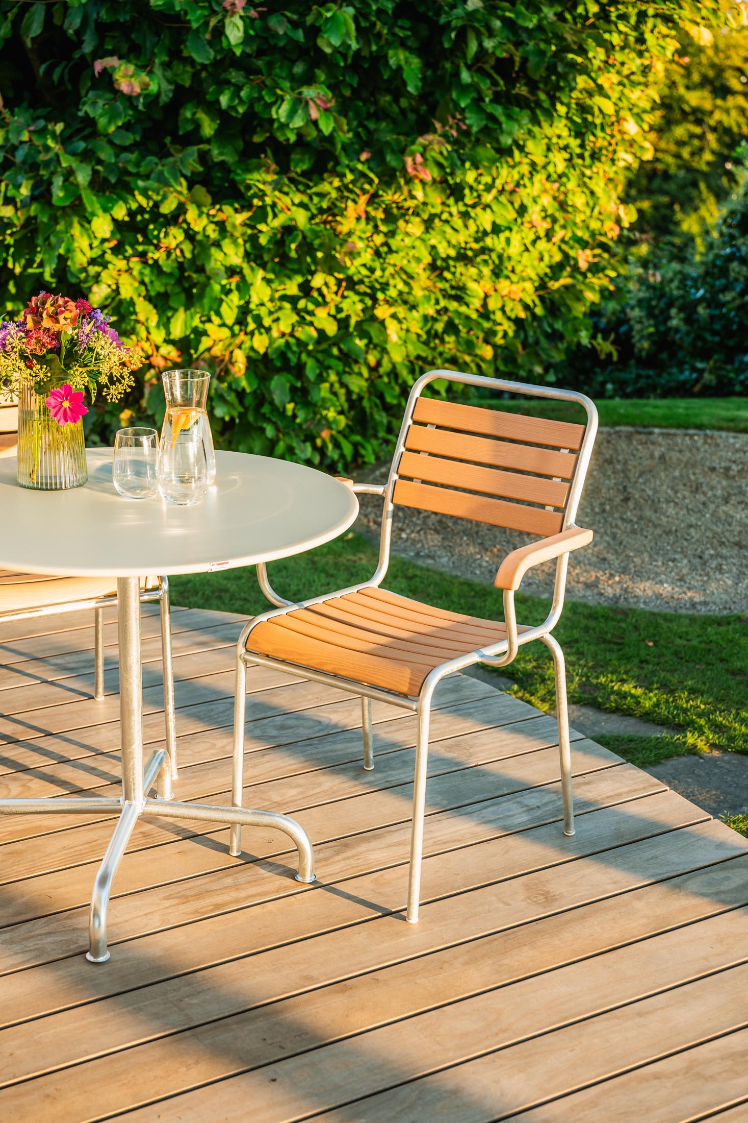 Rigi Holzlatten-Gartenstuhl mit Armlehne in Natur geölt  präsentiert im Onlineshop von KAQTU Design AG. Gartenstuhl mit Armlehnen ist von Schaffner