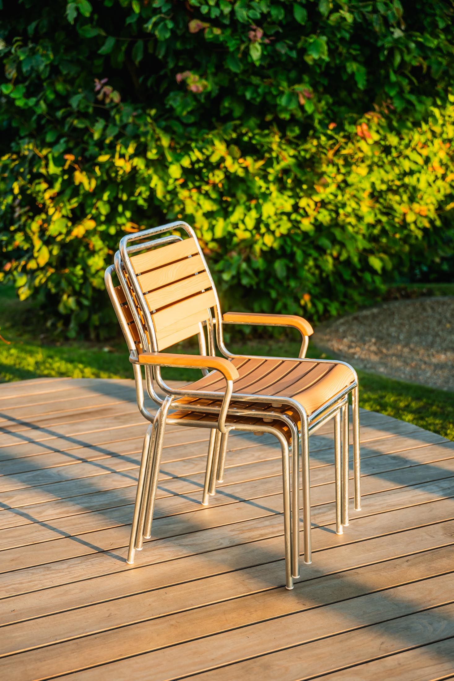 Rigi Holzlatten-Gartenstuhl mit Armlehne in Natur geölt  präsentiert im Onlineshop von KAQTU Design AG. Gartenstuhl mit Armlehnen ist von Schaffner
