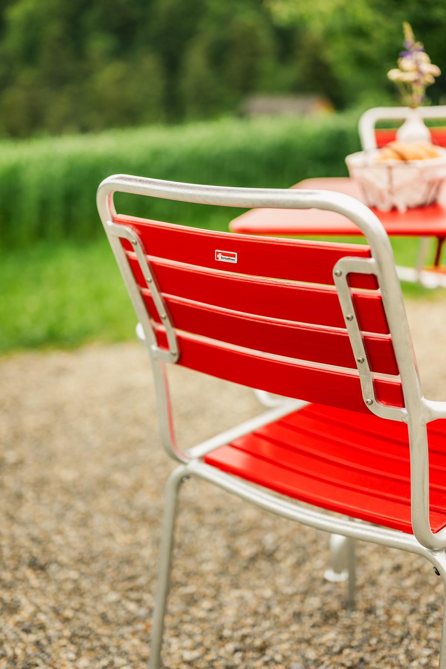 Rigi Holzlatten-Gartenstuhl mit Armlehne in Rot präsentiert im Onlineshop von KAQTU Design AG. Gartenstuhl mit Armlehnen ist von Schaffner