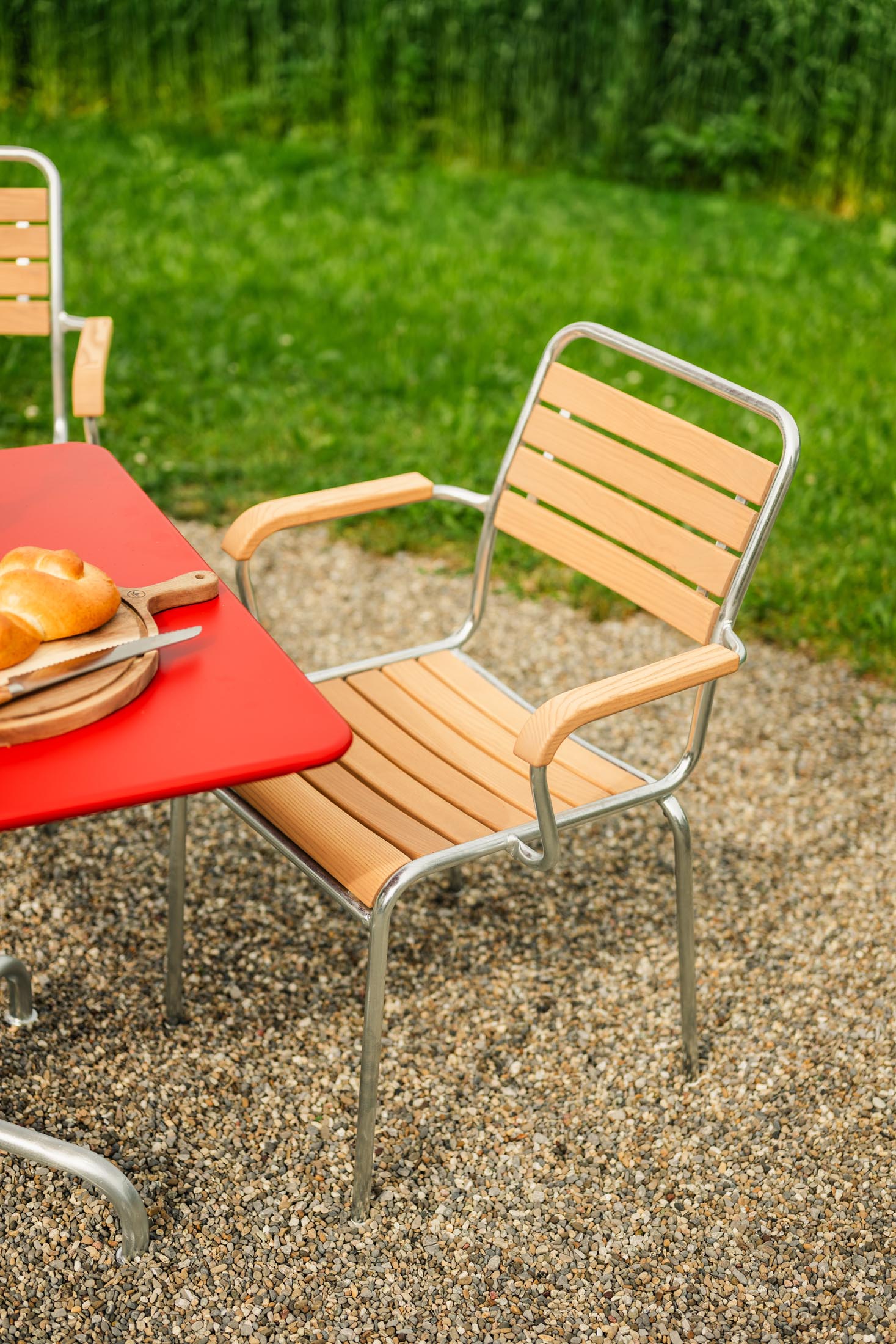 Rigi Holzlatten-Gartenstuhl mit Armlehne in Natur geölt  präsentiert im Onlineshop von KAQTU Design AG. Gartenstuhl mit Armlehnen ist von Schaffner