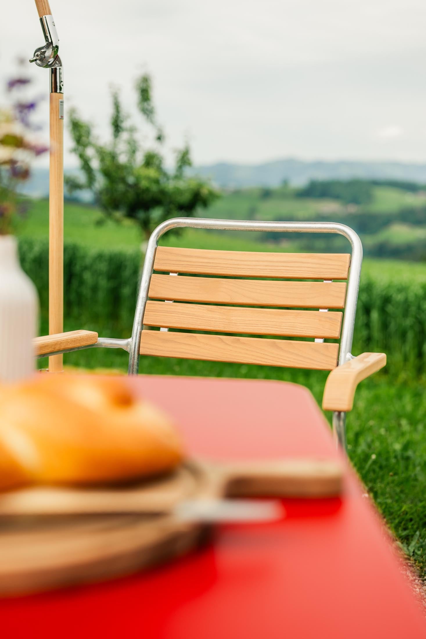 Rigi Holzlatten-Gartenstuhl mit Armlehne in Natur geölt  präsentiert im Onlineshop von KAQTU Design AG. Gartenstuhl mit Armlehnen ist von Schaffner