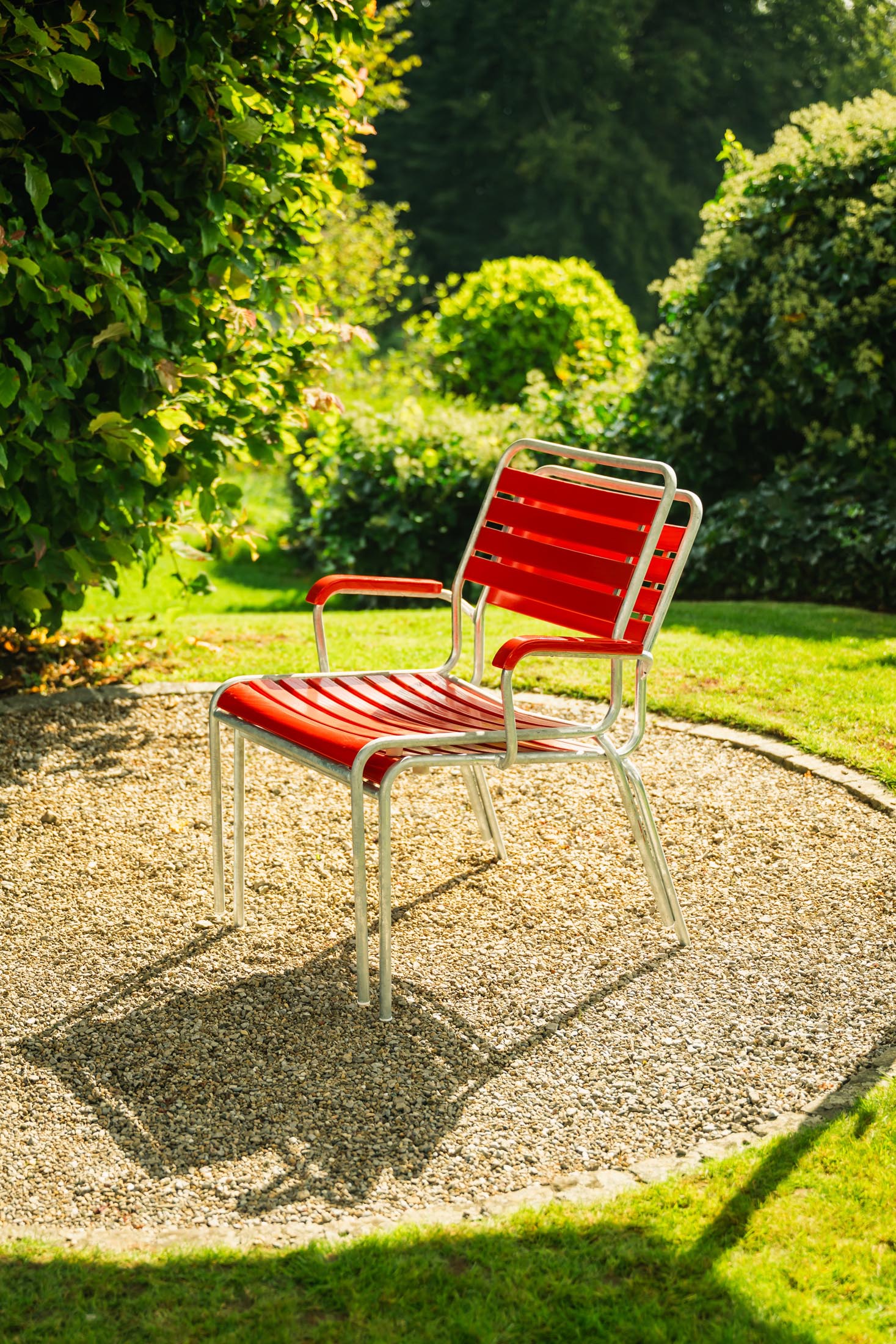 Eleganter Rigi Holzlatten-Salonsessel ohne Armlehne aus wetterfestem Schweizer Eschenholz, langlebig, stilvoll für Garten, Balkon und Terrasse.