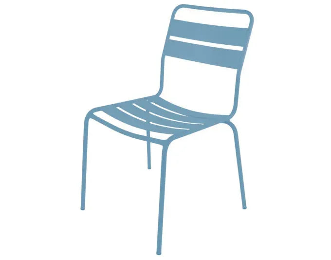 Der Stuhl Glarus von Schaffner ist ein stilvoller, langlebiger und wetterfester Stuhl für drinnen und draußen.