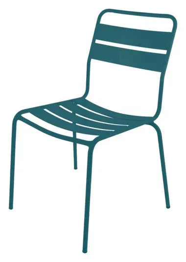 Der Stuhl Glarus von Schaffner überzeugt durch sein zeitloses Design, robuste Verarbeitung und Wetterbeständigkeit.
