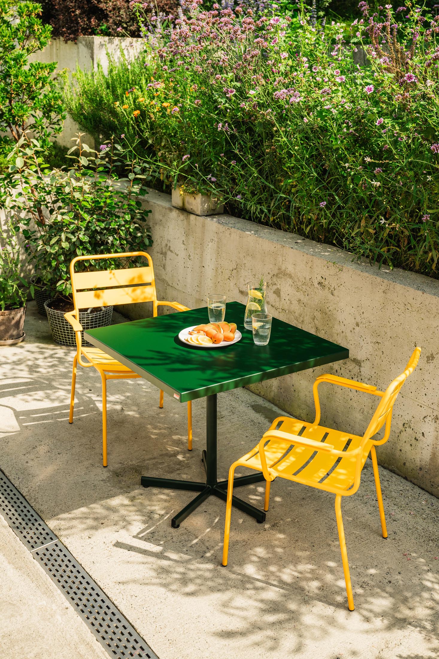 Glarus Ganzmetall-Gartenstuhl mit Armlehne in Gelb präsentiert im Onlineshop von KAQTU Design AG. Gartenstuhl mit Armlehnen ist von Schaffner