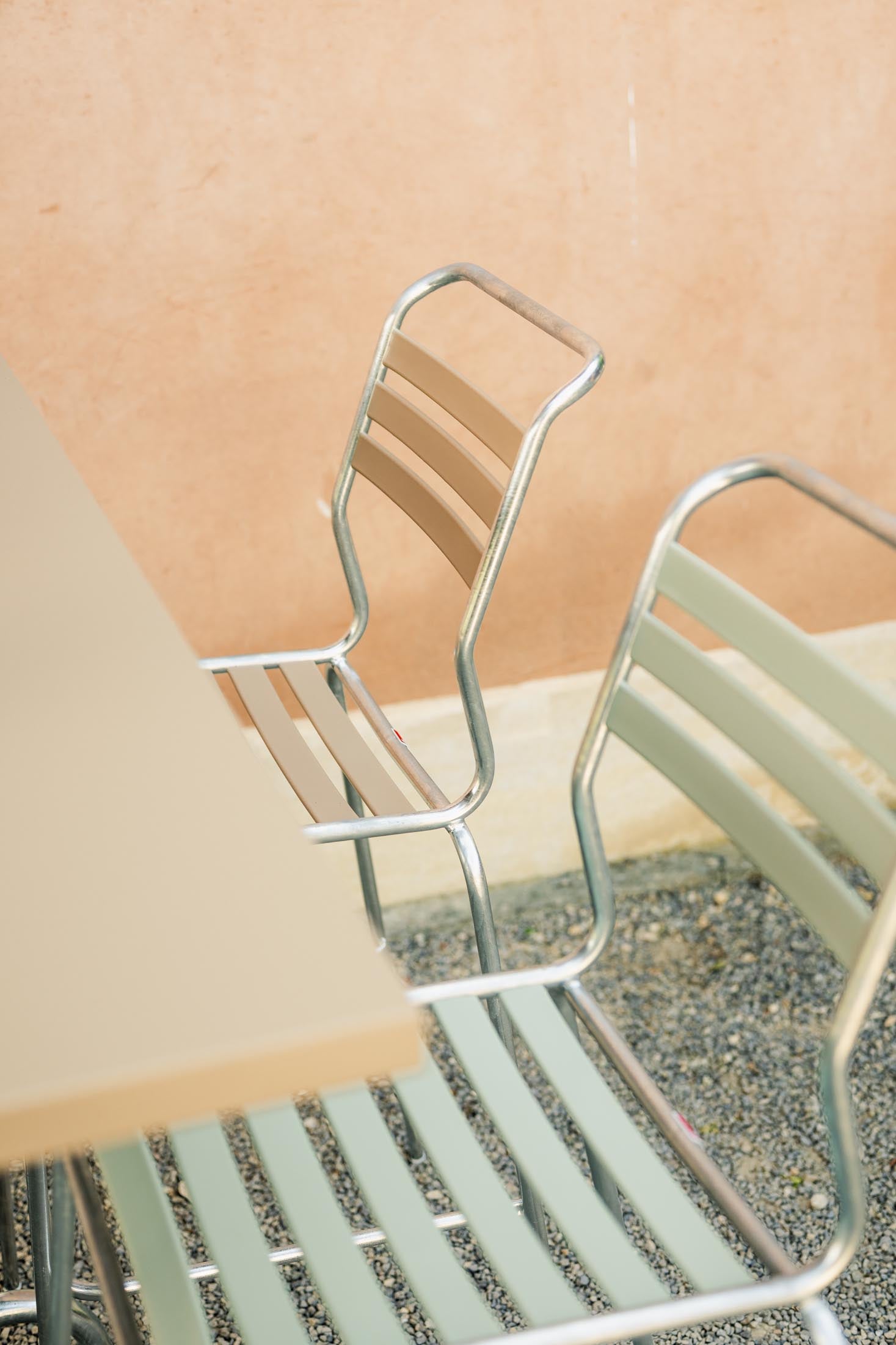 Säntis Lättli-Barstuhl Outdoor ohne Armlehne in Pastellbraun präsentiert im Onlineshop von KAQTU Design AG. Outdoor-Barstuhl ist von Schaffner