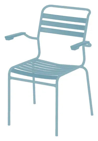 Der Säntis Stuhl mit Armlehne von Schaffner bietet zeitlosen Komfort und Design, perfekt für Innen- und Außenbereiche.