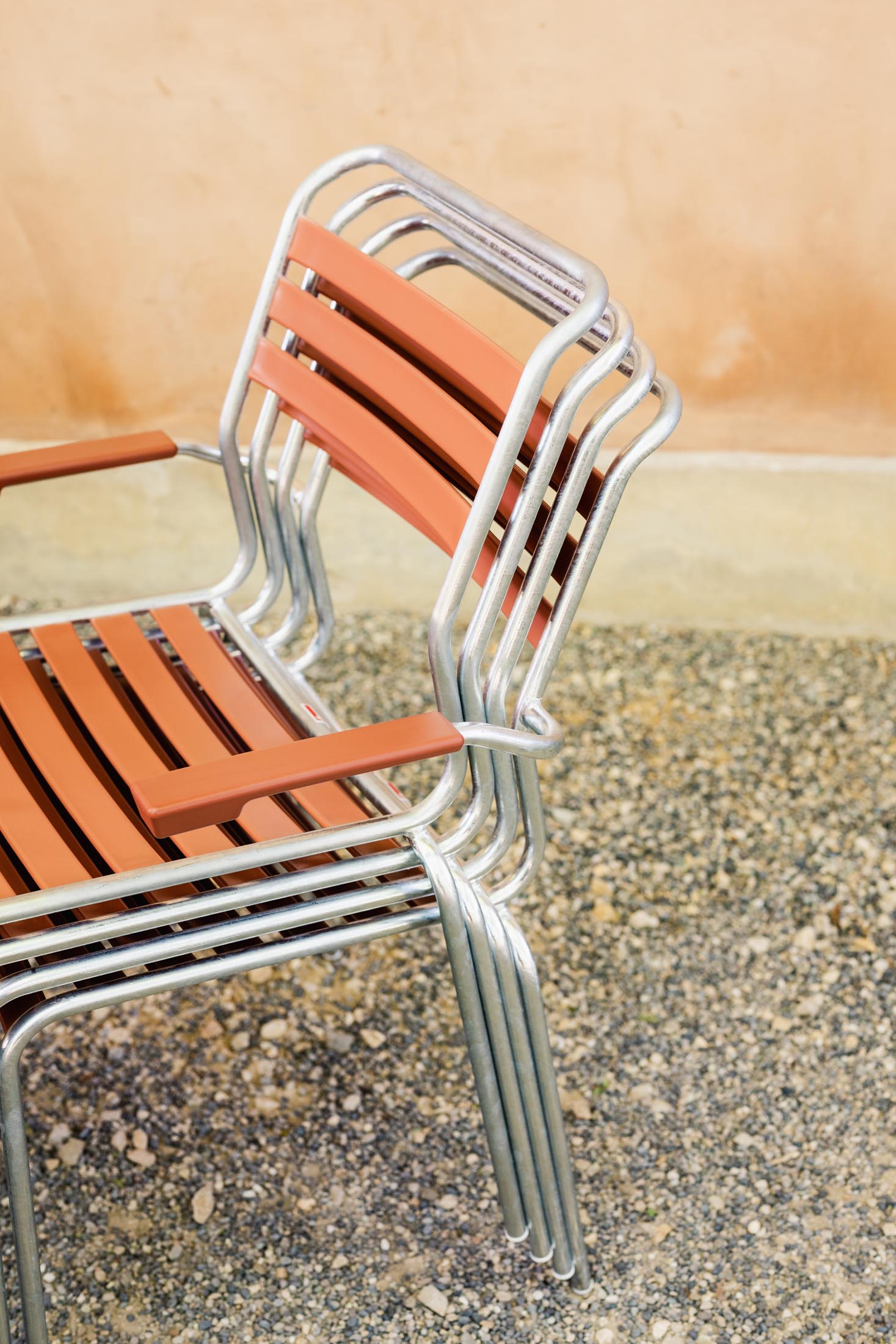 Säntis Lättli-Gartenstuhl mit Armlehne in Pastellterracotta präsentiert im Onlineshop von KAQTU Design AG. Gartenstuhl mit Armlehnen ist von Schaffner