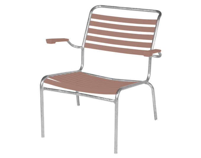 Der Säntis Lounger von Schaffner mit komfortablen Armlehnen bietet stilvolle Entspannung im Freien – perfekt für gemütliche Momente.
