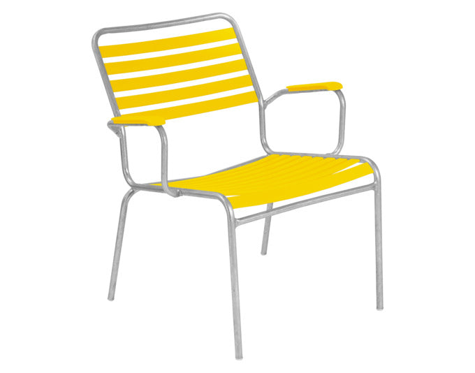 Der Sessel Rigi Salon von Schaffner kombiniert stilvolles Design mit Armlehnen für optimalen Komfort in Ihrem Zuhause.