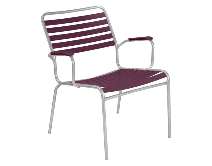 Der Sessel Rigi Salon von Schaffner kombiniert stilvolles Design mit Komfort durch seine bequemen Armlehnen für Ihr Zuhause.
