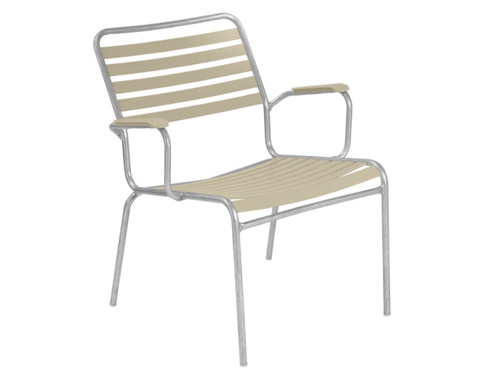 Schaffner Rigi Lättli-Salonsessel mit Armlehne aus wetterfestem Eschenholz, langlebig, elegantes Design, hoher Sitzkomfort – perfekt für Garten und Terrasse.