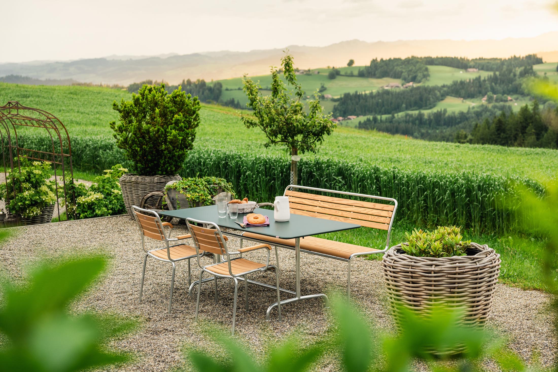 Schaffner Rigi 3er-Gartenbank aus wetterfestem Schweizer Eschenholz, langlebig, stilvolles Design, robust, pflegeleicht, perfekt für Garten und Terrasse.