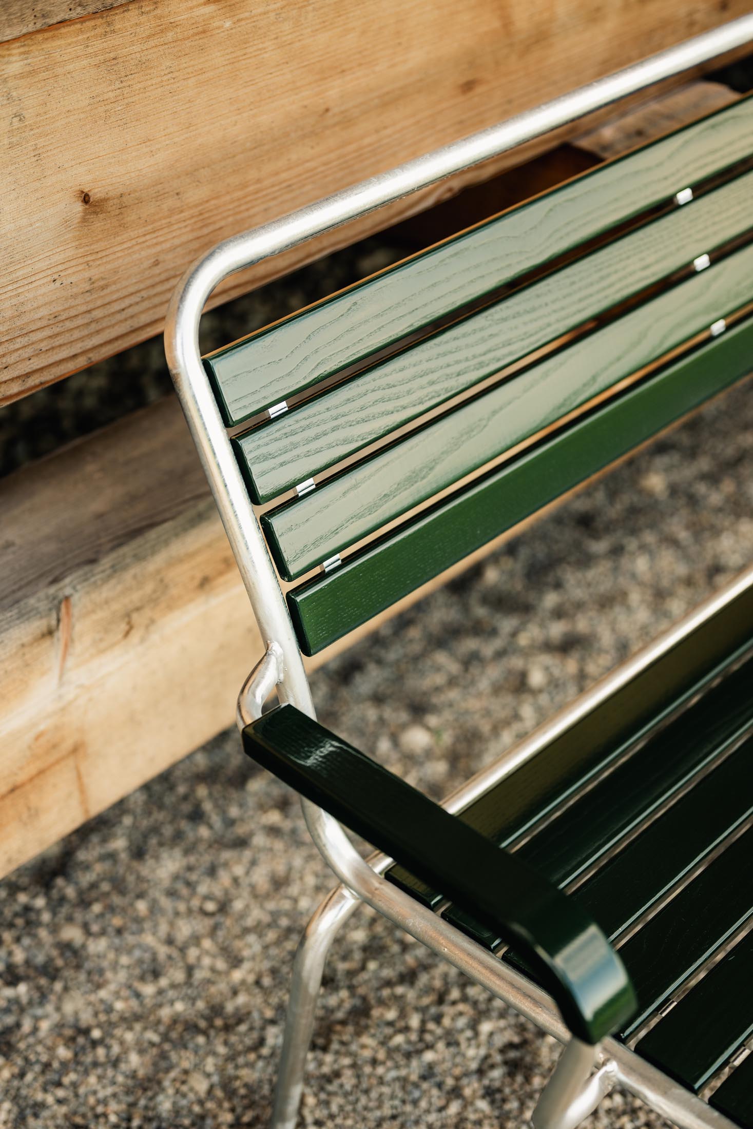 Rigi Holzlatten- 3er-Gartenbank mit Armlehne in Tannengrün präsentiert im Onlineshop von KAQTU Design AG. Gartenbank ist von Schaffner