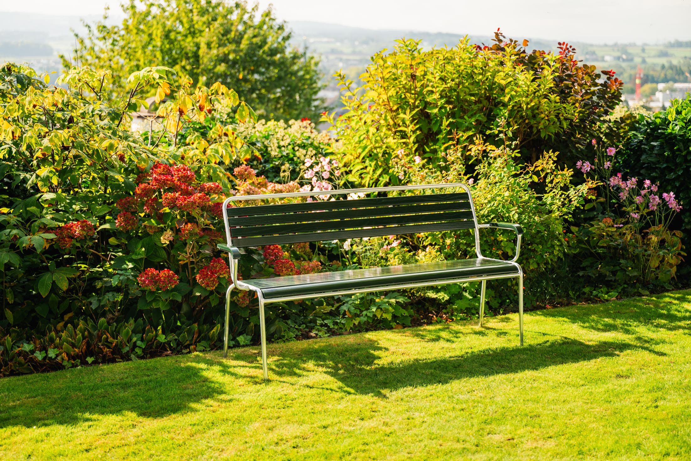 Stilvolle Gartenbank Rigi aus hochwertigem Eschenholz, ideal für entspannte Stunden im Freien mit bequemen Armlehnen.