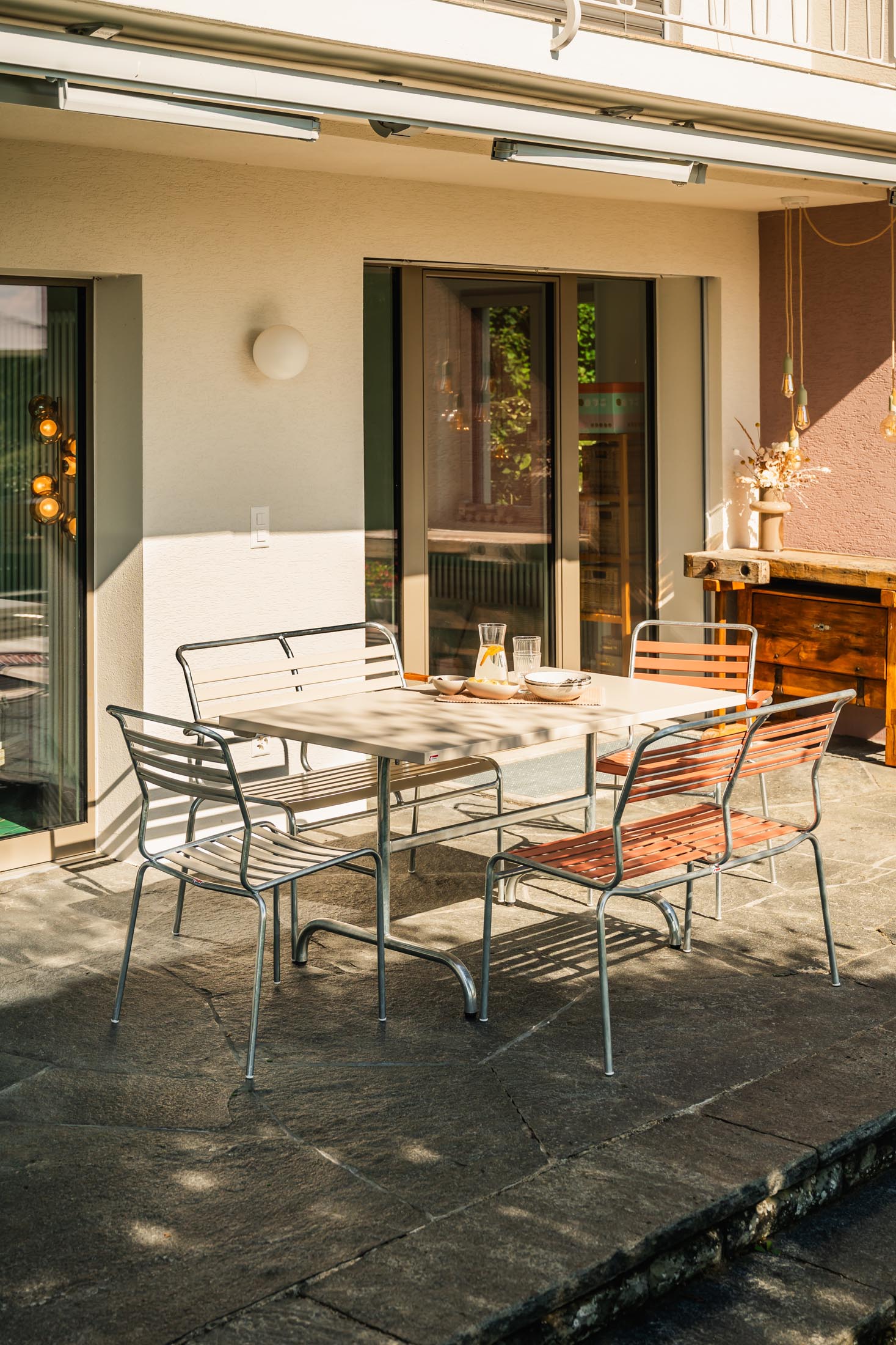 Elegante 2er Gartenbank ohne Armlehne aus wetterfestem, rostfreiem Stahl, langlebig, UV-beständig und perfekt für Terrasse, Balkon oder Garten.