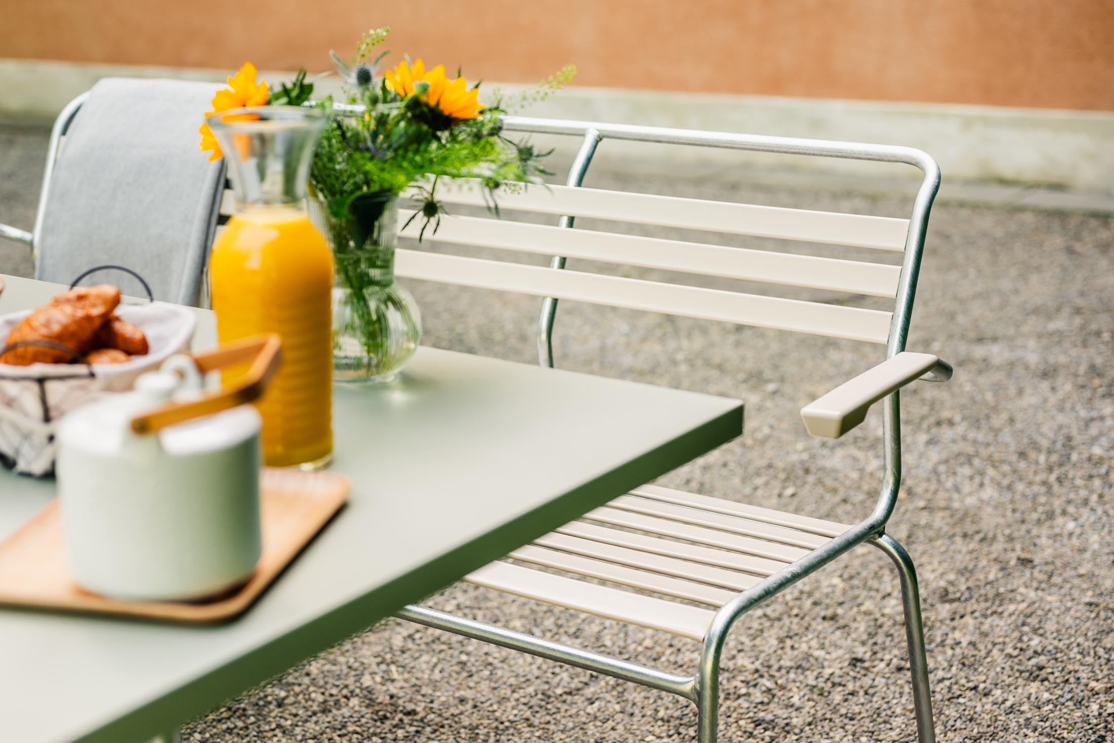 Hochwertige Säntis 3er Gartenbank mit Armlehnen, wetterfestem Material, Schweizer Handwerkskunst und nachhaltigem Design – perfekt für Garten, Terrasse oder Balkon.