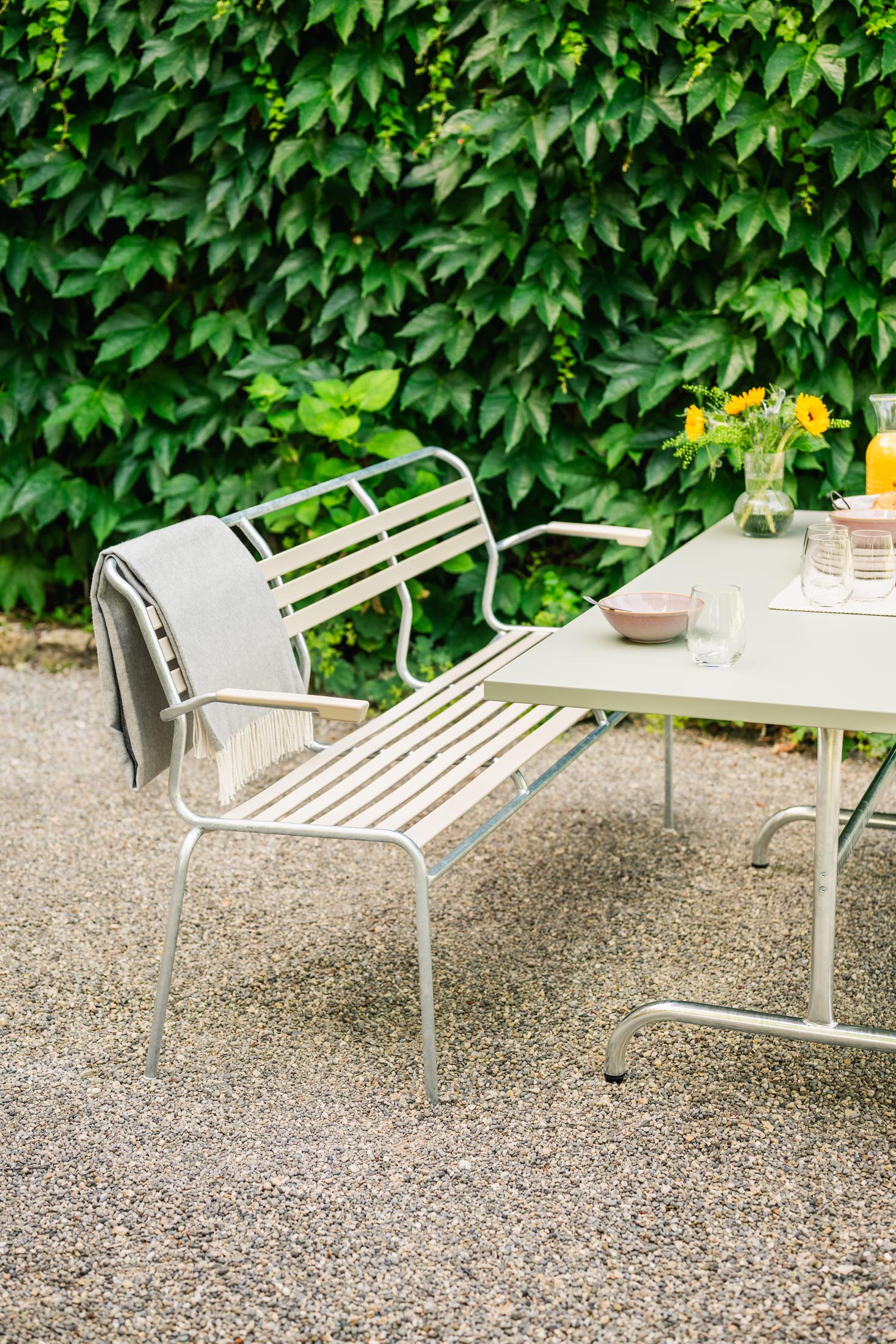 Elegante Säntis 3er Gartenbank mit Armlehnen aus wetterfestem, langlebigem Material. Schweizer Qualität, nachhaltiges Design für Garten, Terrasse oder Balkon.