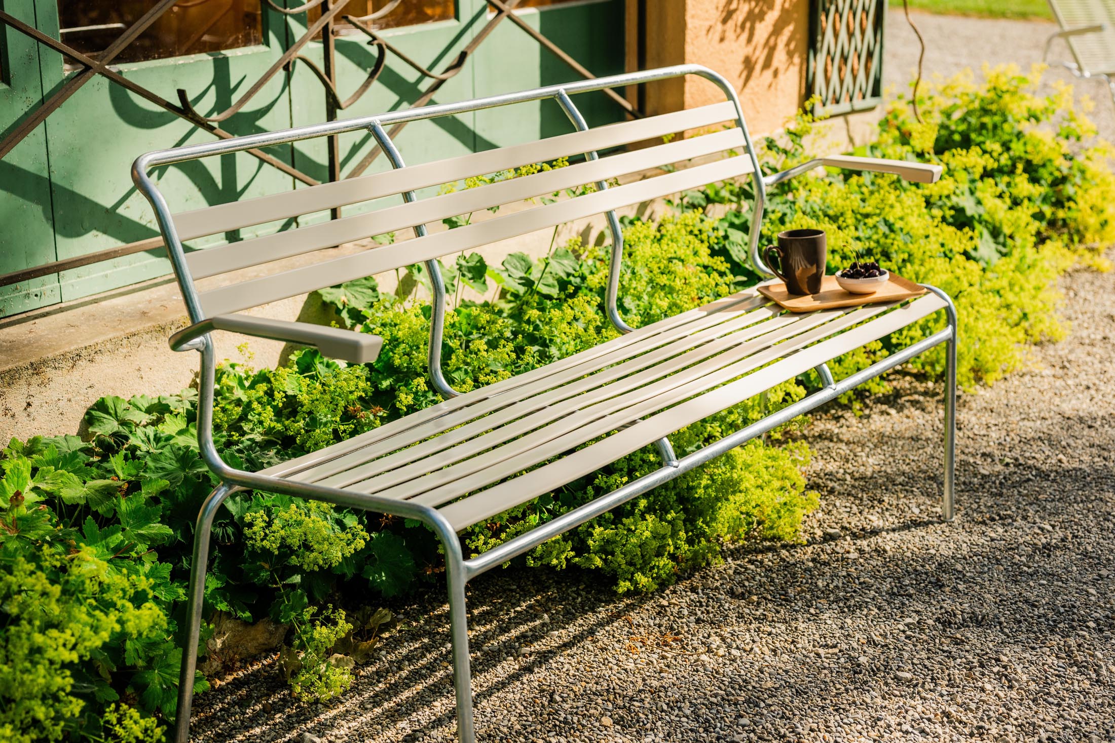 Hochwertige Säntis Lättli-3er Gartenbank mit Armlehnen, wetterfest, robust und nachhaltig. Ideal für Garten, Terrasse oder Balkon im eleganten Schweizer Stil.