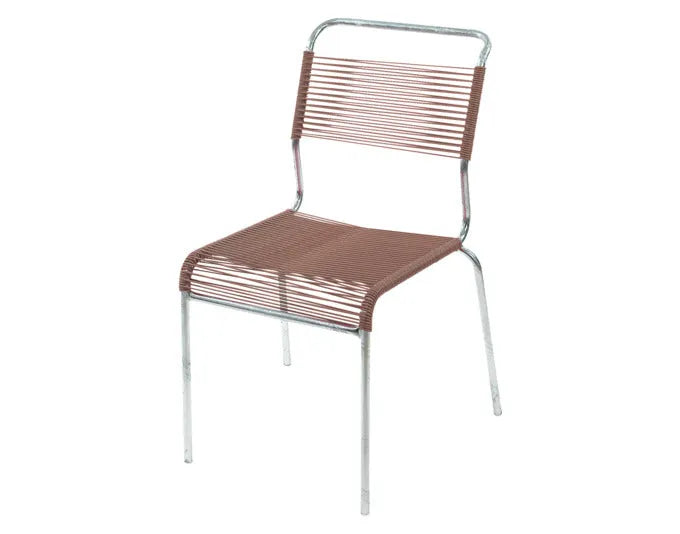 Der Säntis Stuhl Spaghetti ohne Armlehne von Schaffner vereint stilvolles Design, Langlebigkeit und Komfort für den Außenbereich.