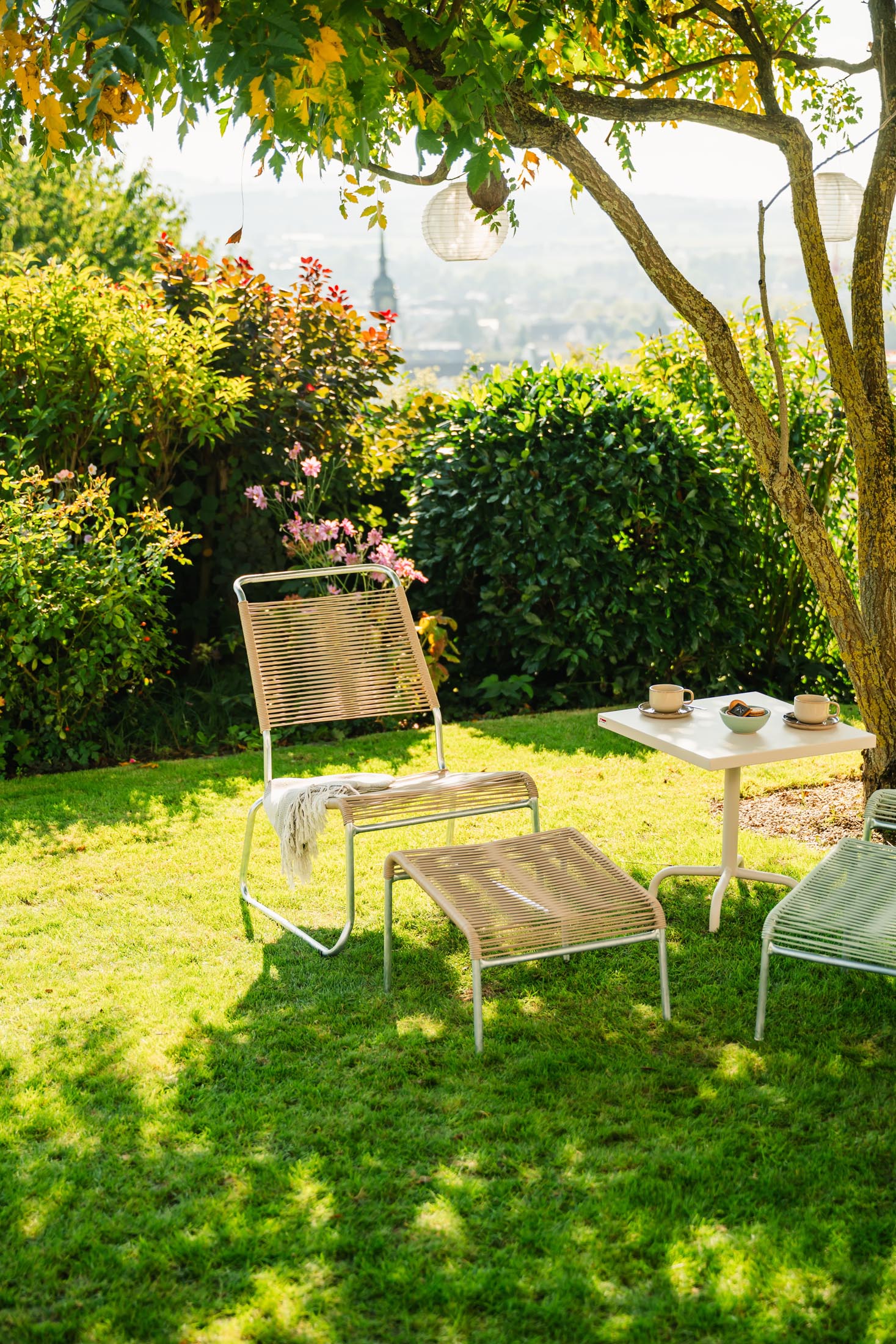 Entdecken Sie den Säntis Spaghetti-Fusshocker von Schaffner – wetterfest, langlebig und umweltfreundlich mit recyceltem OceanYarn®. Perfekt für stilvolle Terrassen.