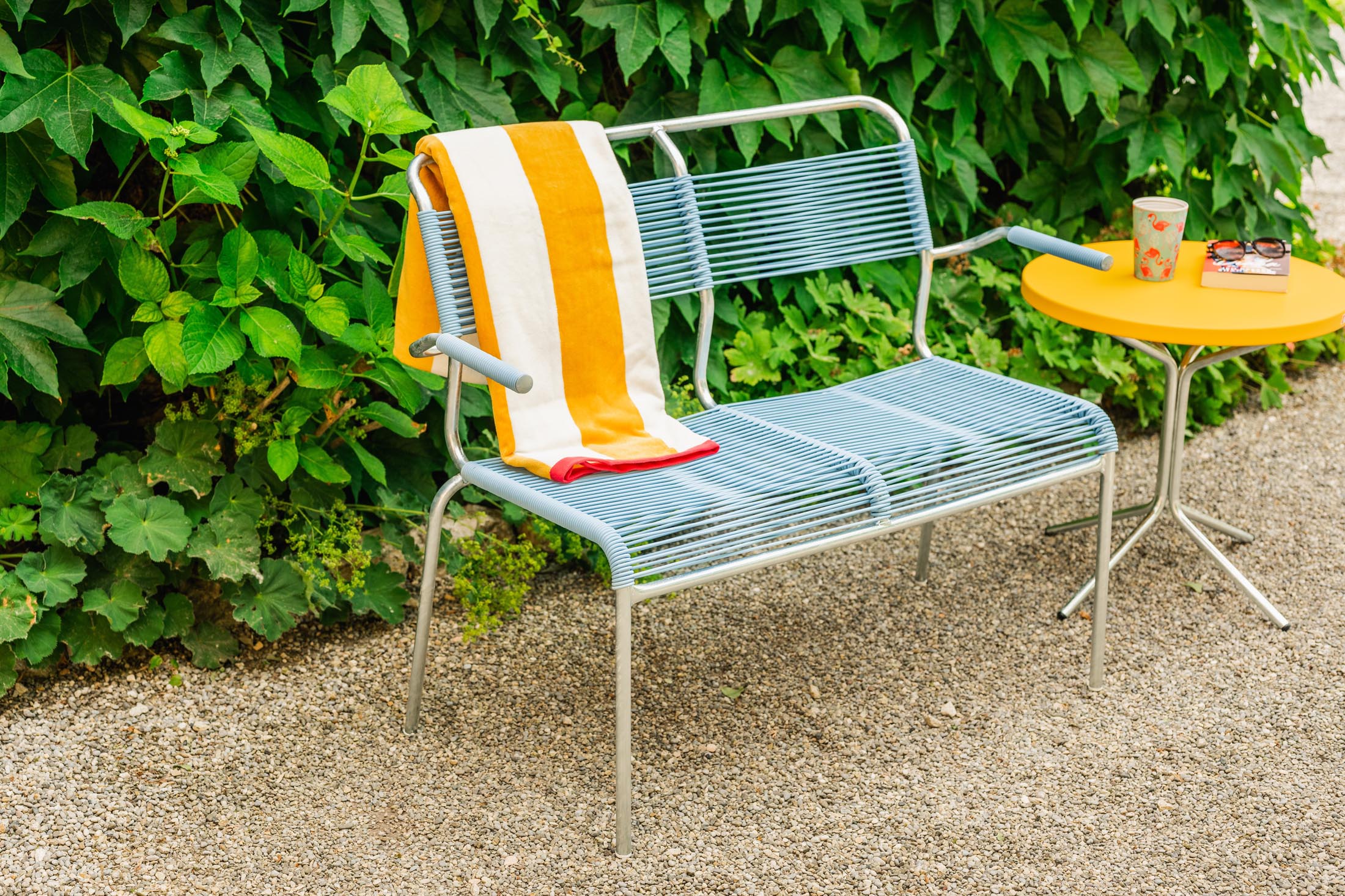 Elegante 2er Gartenbank mit Armlehne aus wetterfestem Metall, langlebig, umweltfreundlich und Swiss Made – perfekt für Terrasse, Garten oder Balkon.
