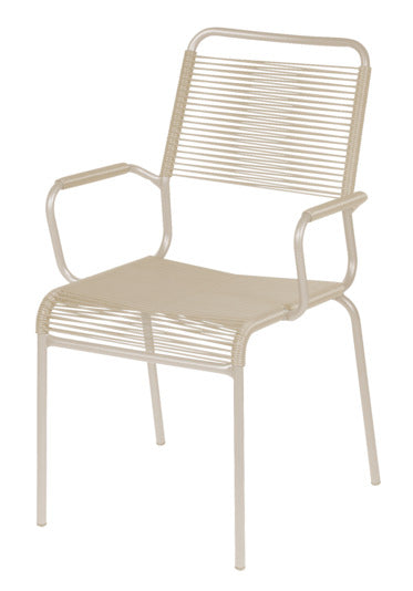 Der Spaghettistuhl Rigi mit Armlehne von Schaffner kombiniert elegantes Design mit Funktionalität, ideal für drinnen und draußen.