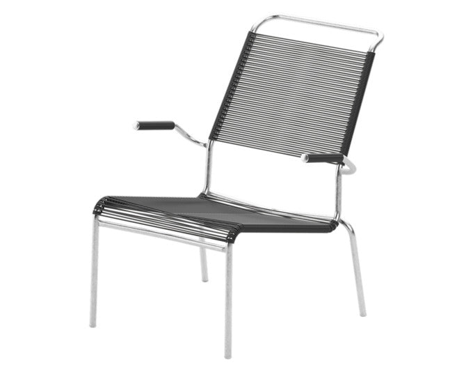 Eleganter Säntis Lounger Spaghetti mit Armlehne, wetterfest, langlebig und umweltfreundlich. Schweizer Qualität für komfortables Sitzen im Garten oder auf der Terrasse.
