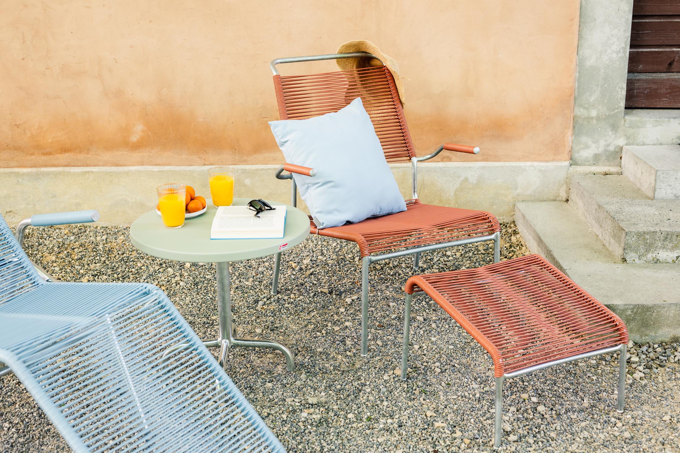 Eleganter Säntis Lounger Spaghetti mit Armlehne, wetterfest, recyceltes OceanYarn®, Schweizer Qualität, langlebig, komfortabel und perfekt für Garten und Terrasse.