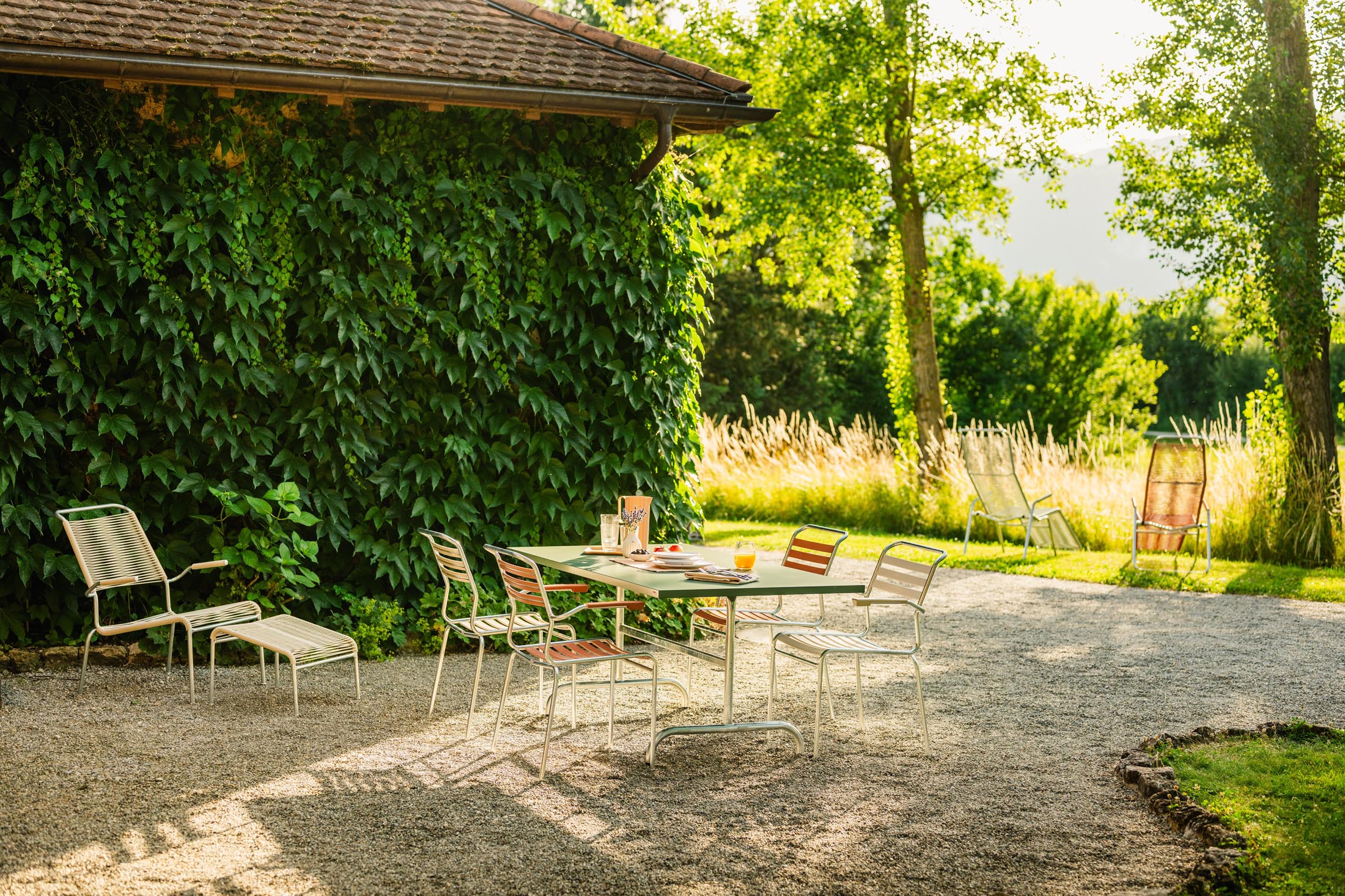 Eleganter Säntis Lounger Spaghetti mit Armlehne, wetterfestes Design, nachhaltiges OceanYarn®, Schweizer Handwerkskunst, langlebig, komfortabel für Terrasse und Garten.