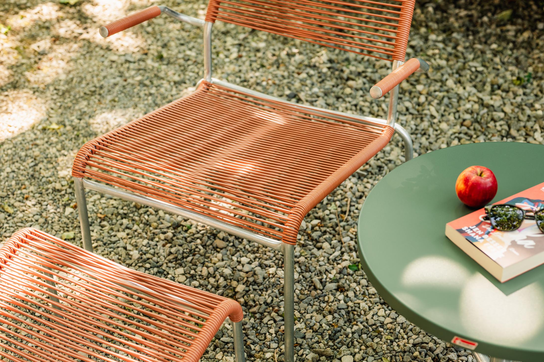 Hochwertiger Säntis Lounger Spaghetti mit Armlehne, wetterfestes Design, nachhaltiges OceanYarn®, Schweizer Qualität, langlebig, bequem für Garten & Terrasse.