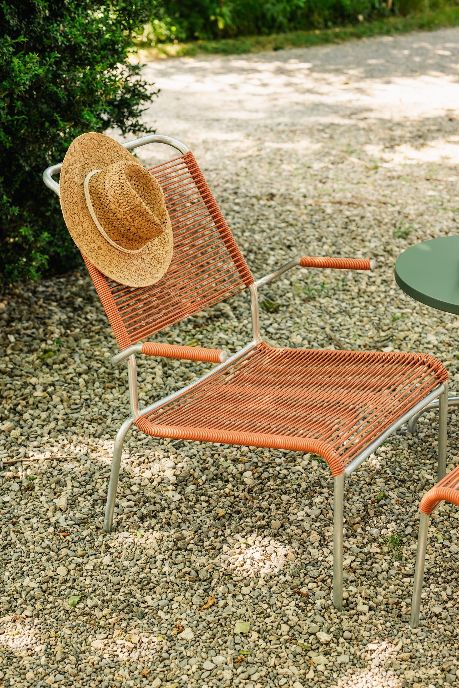 Hochwertiger Säntis Lounger Spaghetti mit Armlehne, wetterfestes Design, Schweizer Qualität, langlebig, umweltfreundlich, ideal für Garten, Balkon und Terrasse.