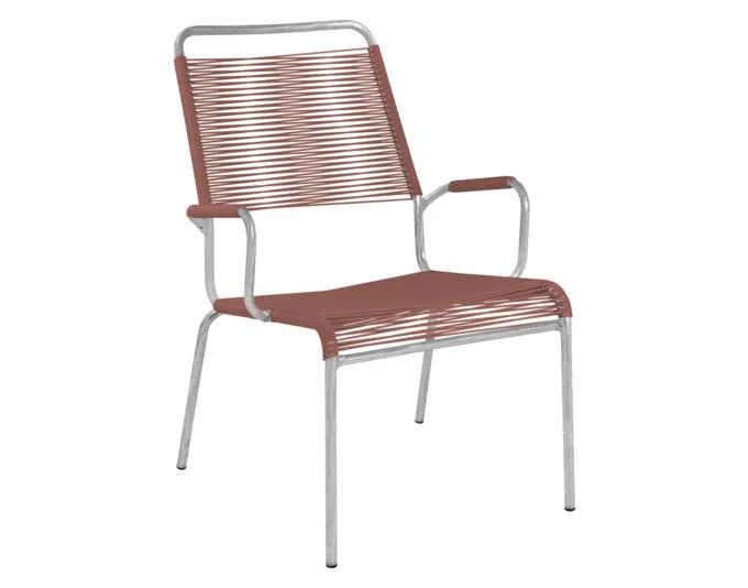 Der Sessel Rigi Salon von Schaffner kombiniert elegantes Design mit Spaghetti-Bespannung und Armlehnen für entspanntes Sitzen.