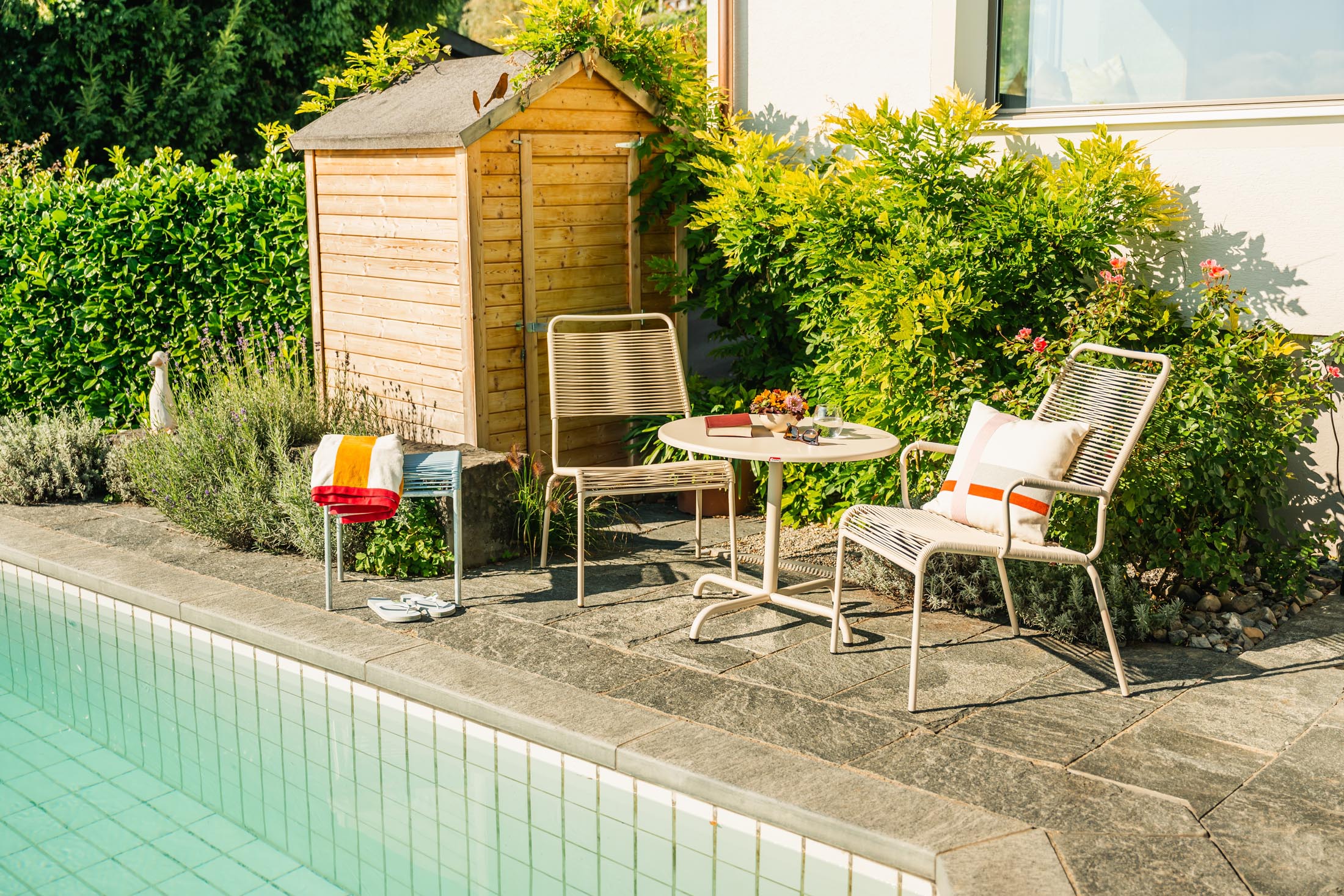 Schaffner Rigi Spaghetti-Salonsessel mit Armlehne aus wetterfestem Eschenholz, langlebig, komfortabel und elegantes Design für Garten, Balkon und Terrasse.