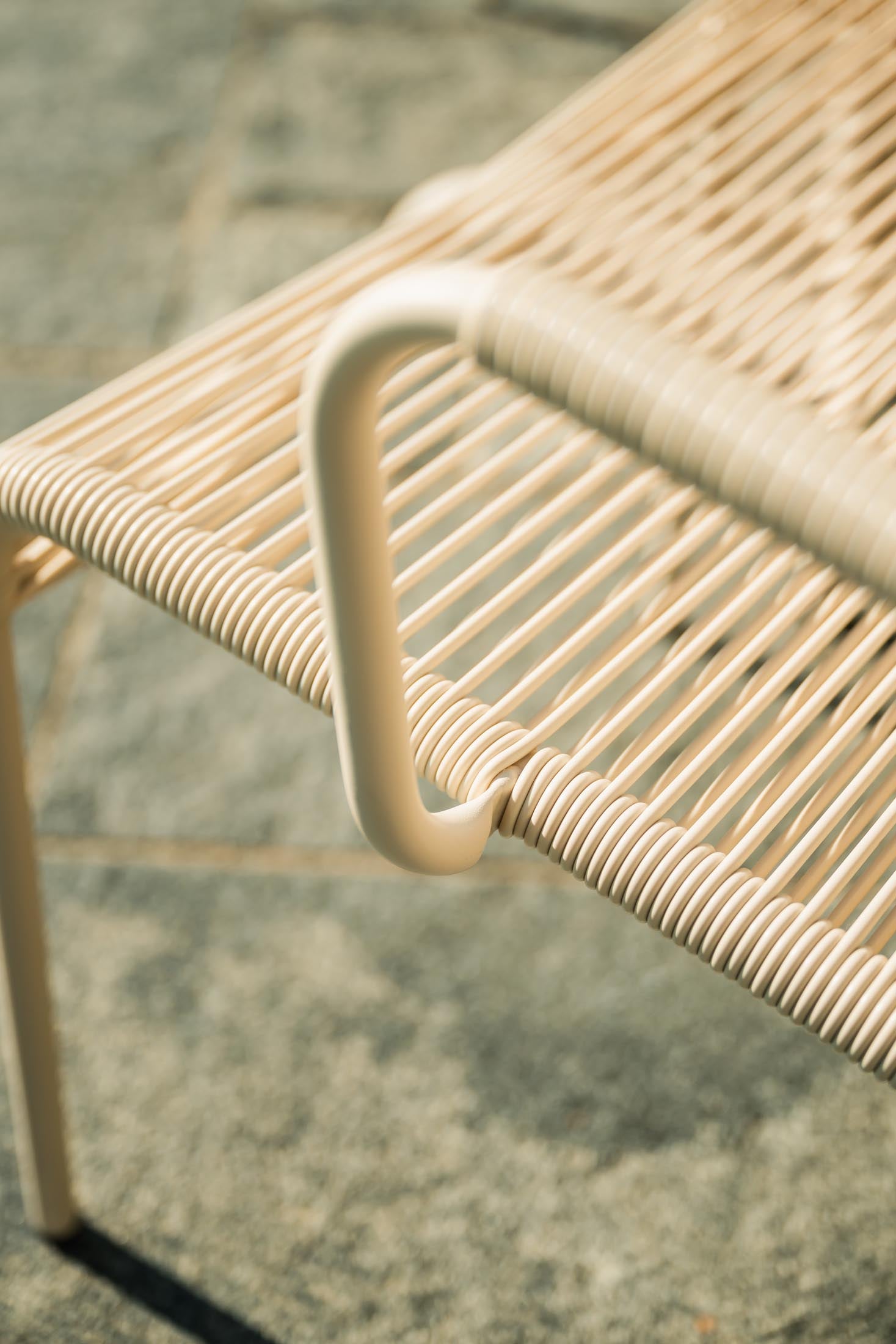 Schaffner Rigi Spaghetti-Salonsessel mit Armlehne aus wetterfestem Eschenholz, langlebig, komfortabel und stilvoll für Garten, Balkon und Terrasse.