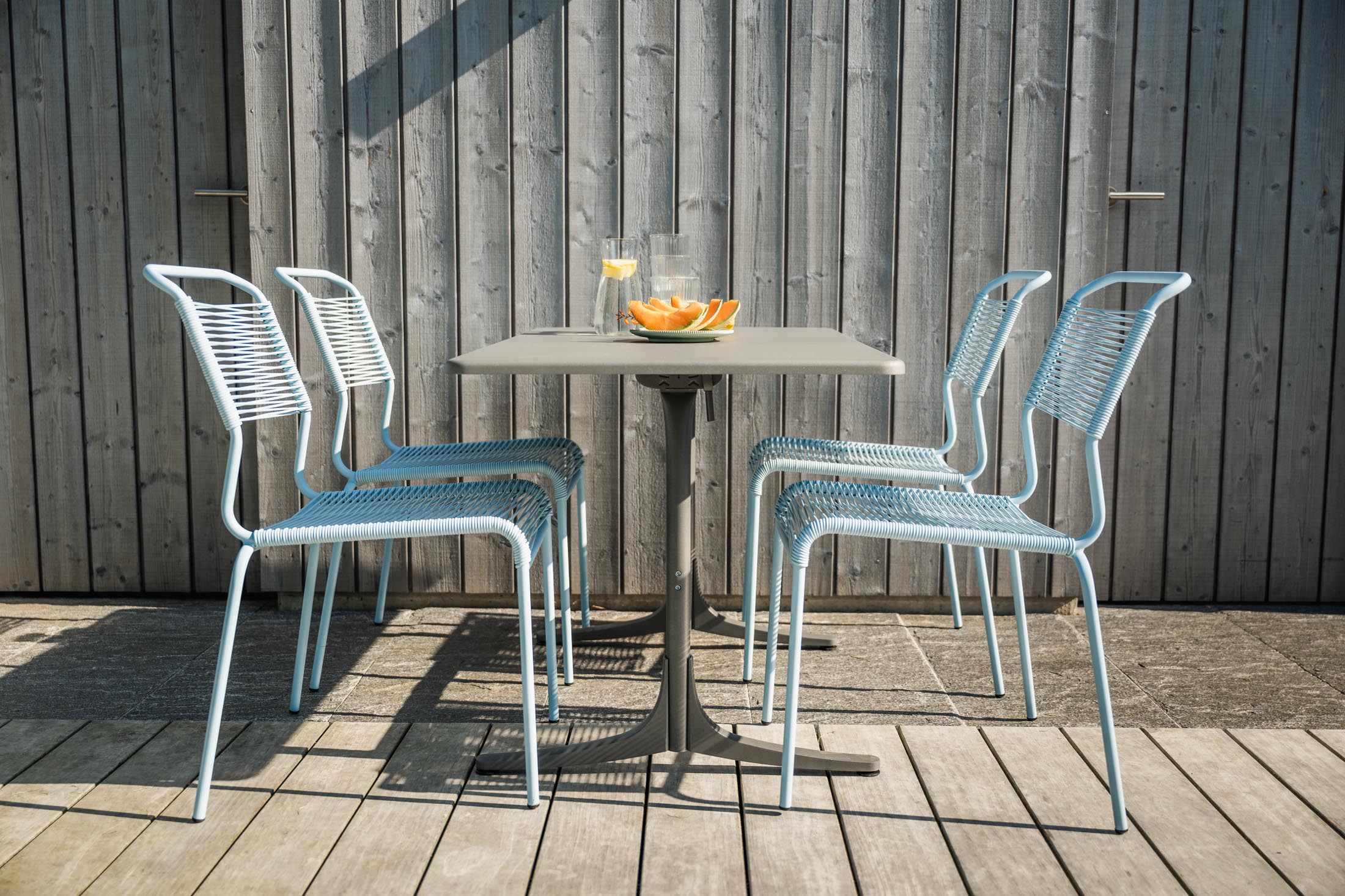 Stilvoller, wetterfester Säntis Spaghetti-Gartenstuhl ohne Armlehne von Schaffner, langlebig, umweltfreundlich, modern, perfekt für Terrasse und Garten.