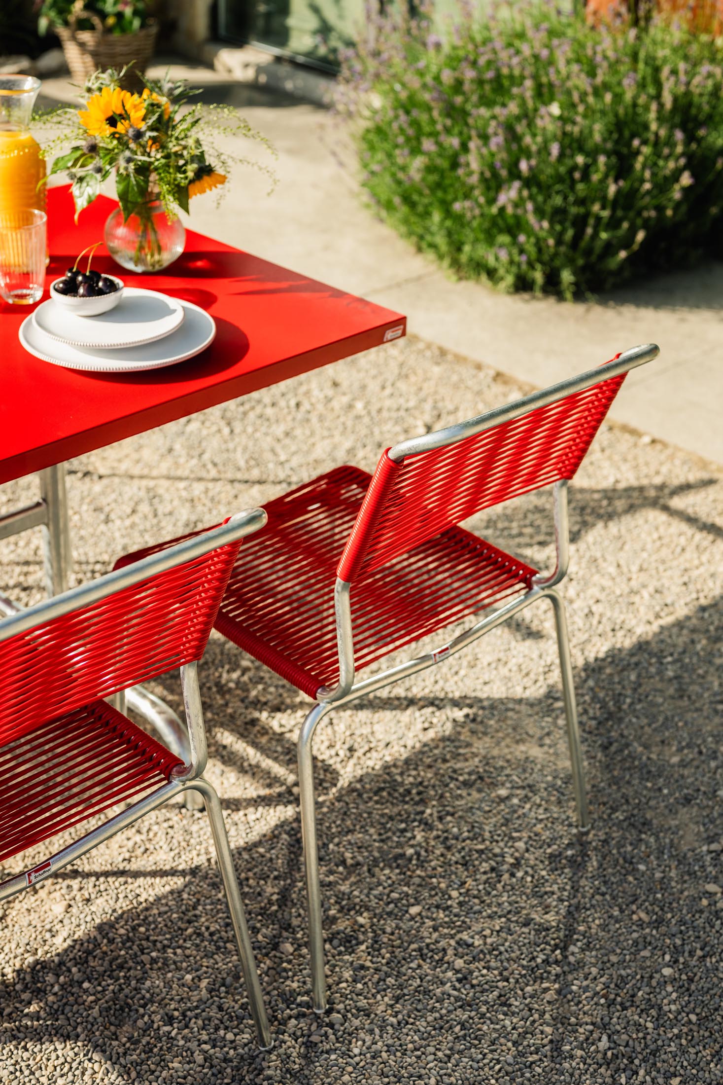 Stilvoller, wetterfester Säntis Spaghetti-Gartenstuhl ohne Armlehne von Schaffner, langlebig, umweltfreundlich, modern, ideal für Terrasse und Garten.