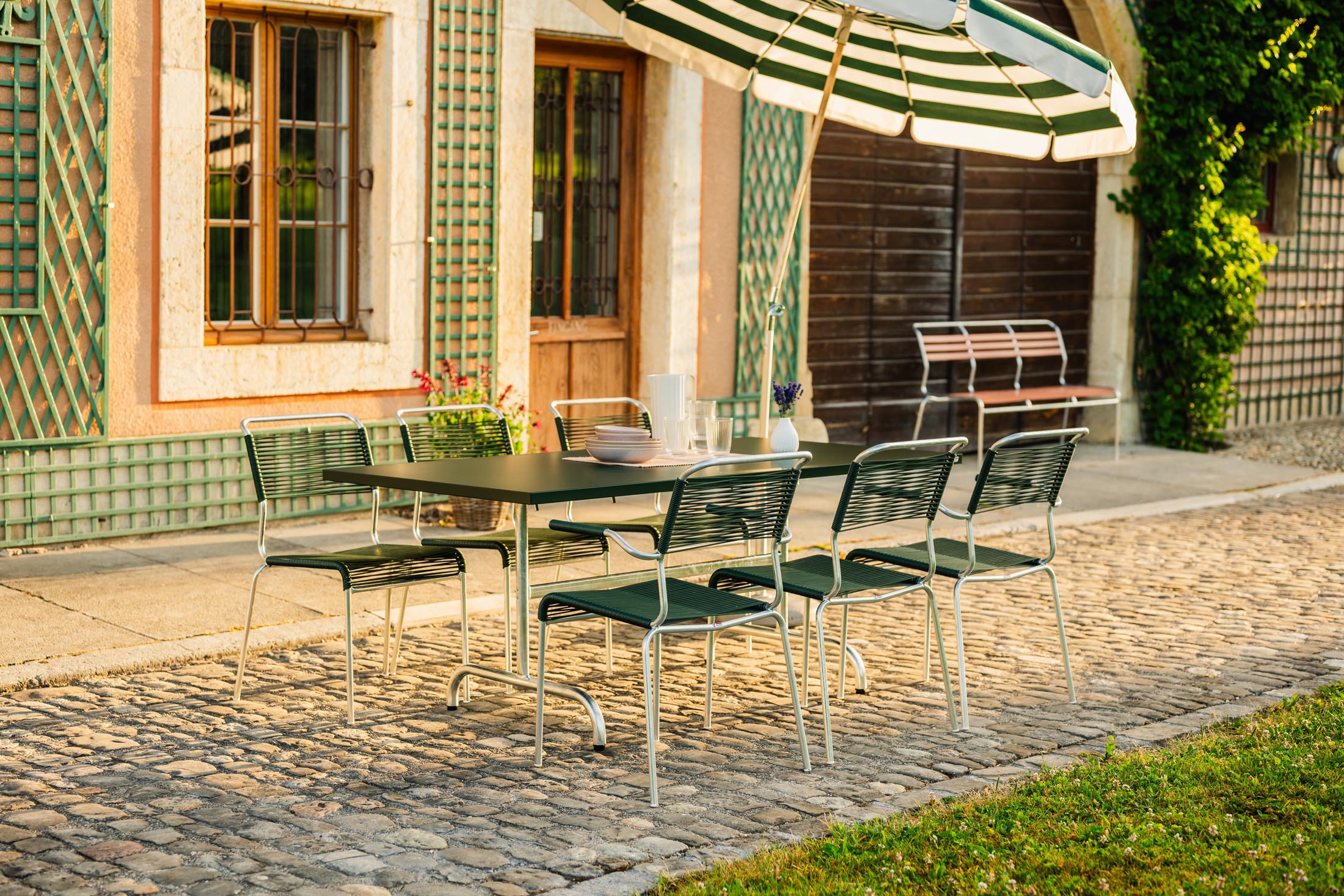 Stilvoller, wetterfester Säntis Spaghetti-Gartenstuhl ohne Armlehne von Schaffner, langlebig, umweltfreundlich, modern, perfekt für Terrasse und Garten.