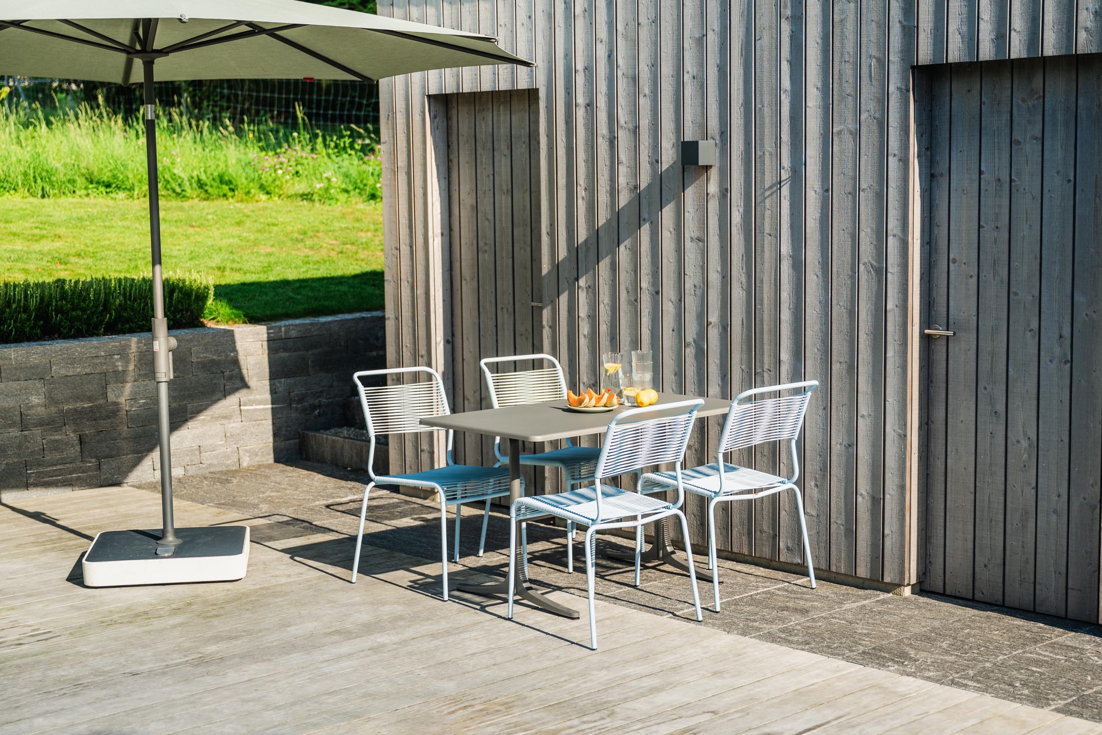 Säntis Spaghetti-Gartenstuhl ohne Armlehne in Pastellblau präsentiert im Onlineshop von KAQTU Design AG. Gartenstuhl ist von Schaffner
