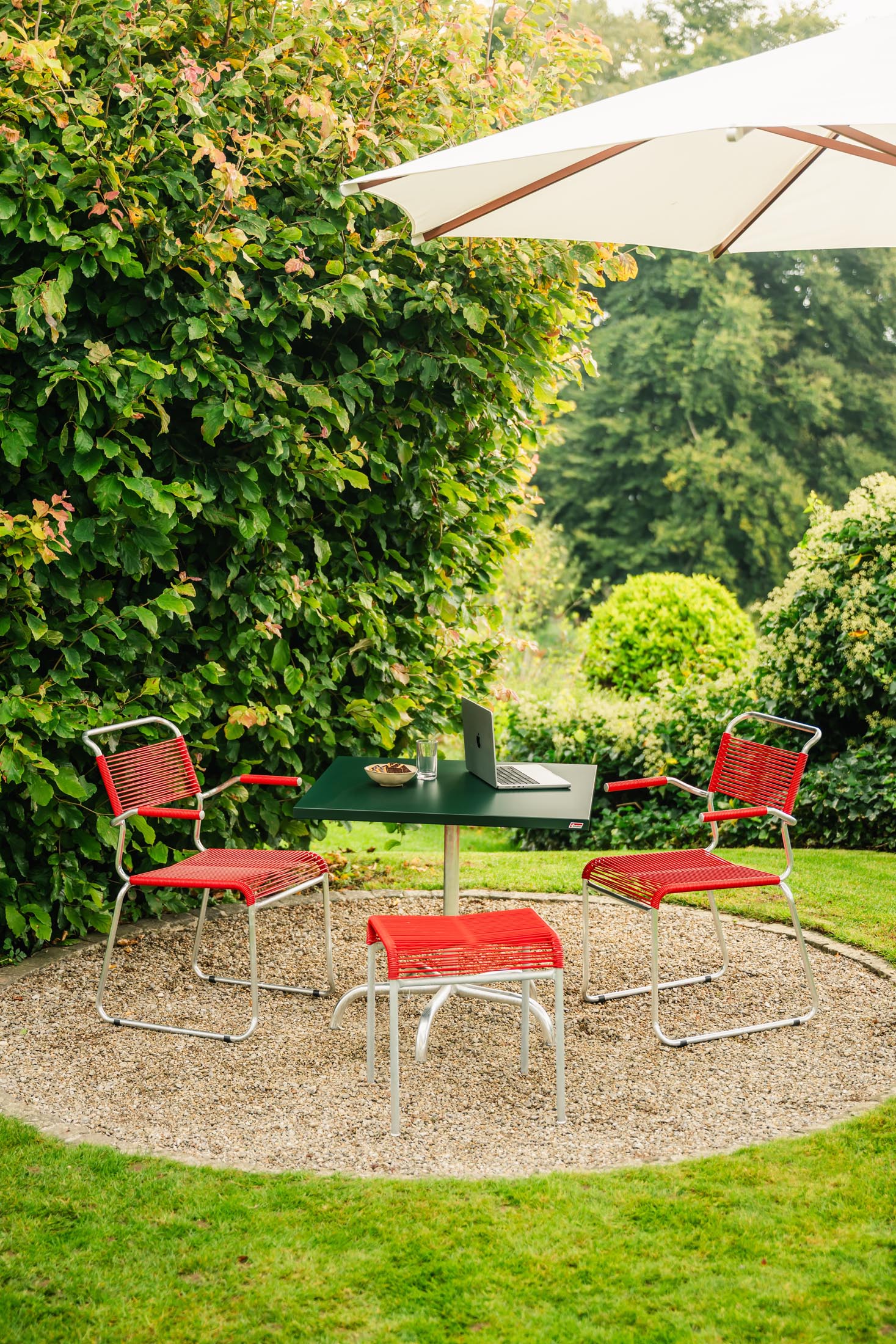 Säntis Spaghetti-Gartenstuhl mit Armlehne Kufen in Rot präsentiert im Onlineshop von KAQTU Design AG. Gartenstuhl mit Armlehnen ist von Schaffner