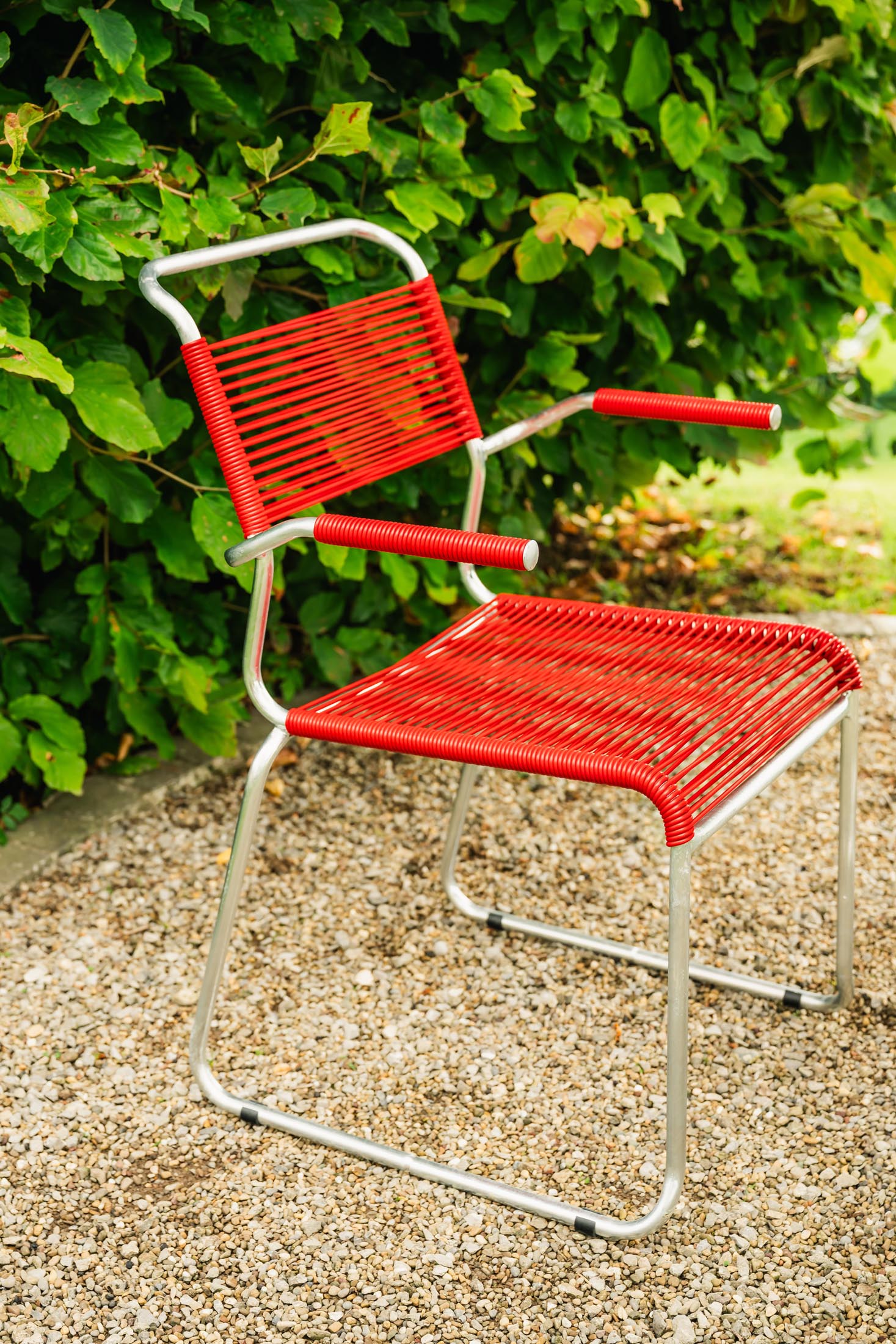 Säntis Spaghetti-Gartenstuhl mit Armlehne Kufen in Rot präsentiert im Onlineshop von KAQTU Design AG. Gartenstuhl mit Armlehnen ist von Schaffner