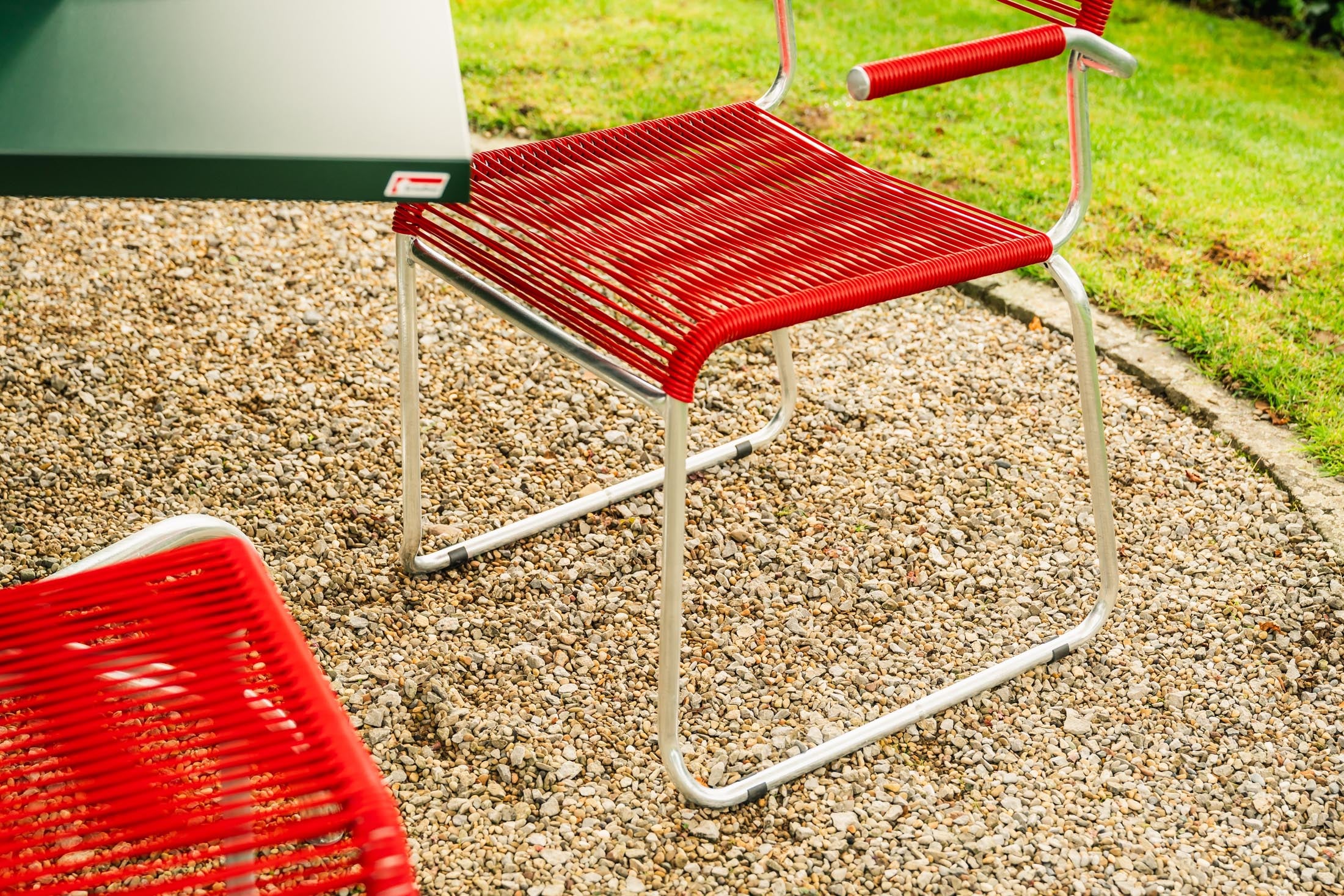 Säntis Spaghetti-Gartenstuhl mit Armlehne Kufen in Rot präsentiert im Onlineshop von KAQTU Design AG. Gartenstuhl mit Armlehnen ist von Schaffner