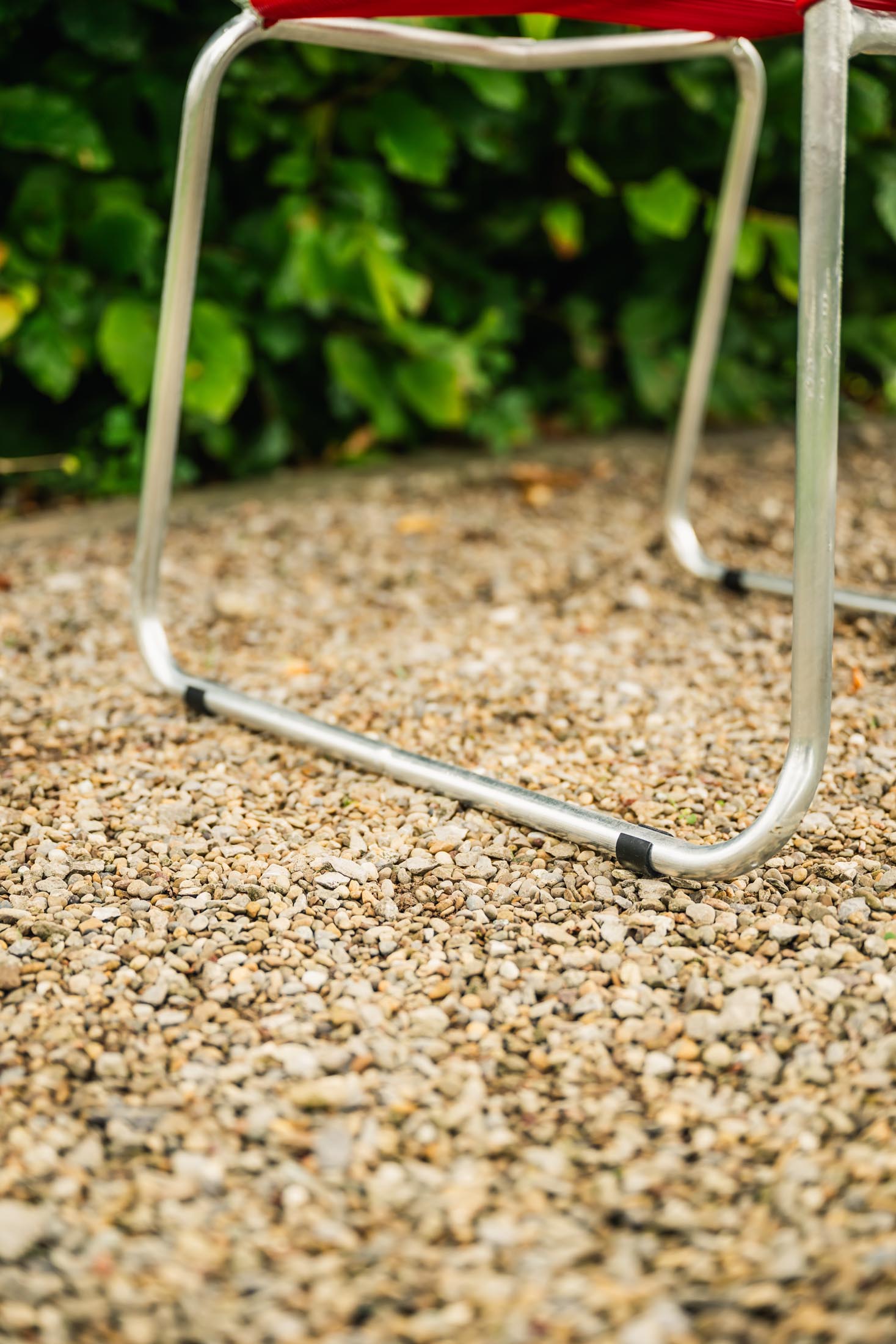 Säntis Spaghetti-Gartenstuhl mit Armlehne Kufen in Rot präsentiert im Onlineshop von KAQTU Design AG. Gartenstuhl mit Armlehnen ist von Schaffner