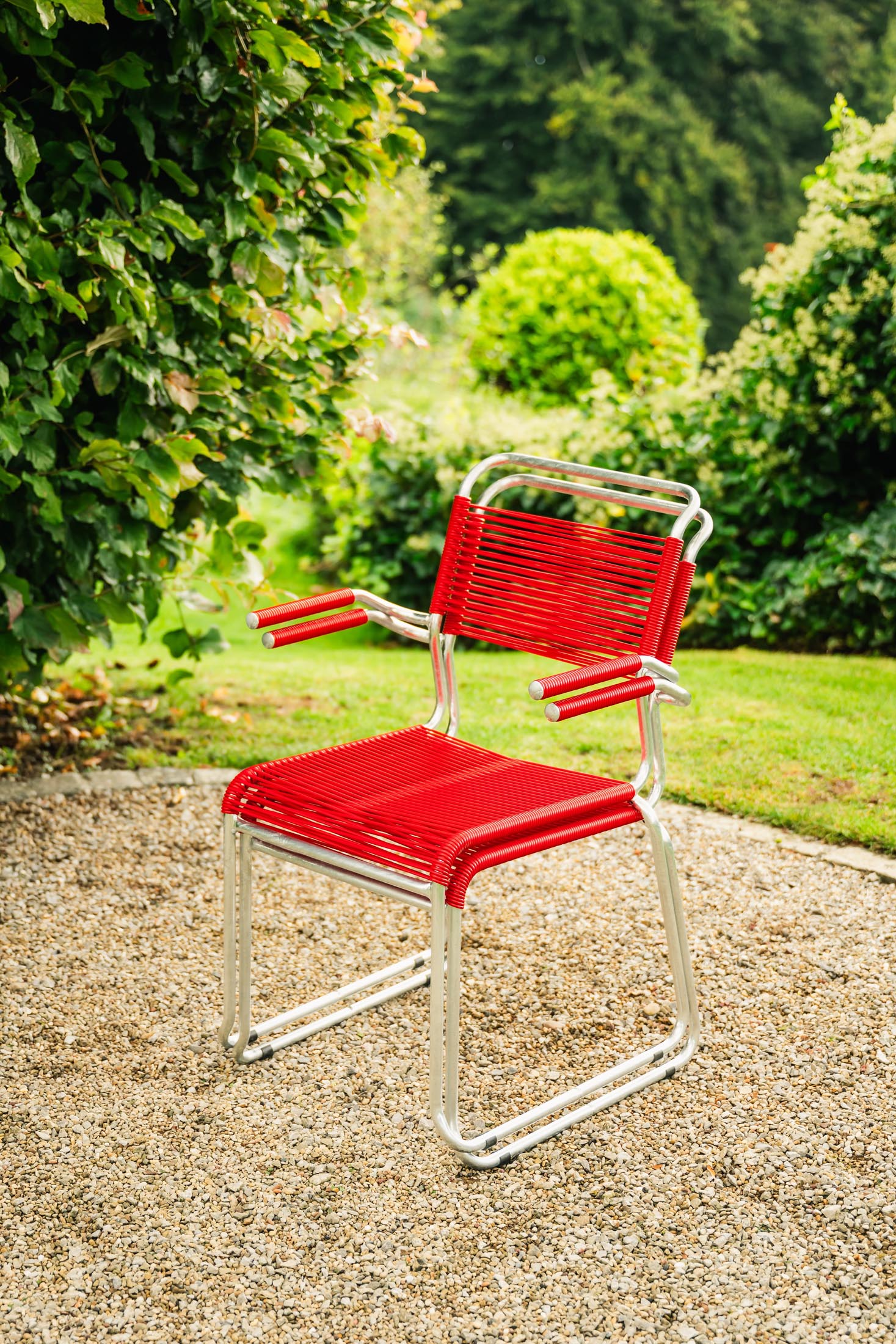 Säntis Spaghetti-Gartenstuhl mit Armlehne Kufen in Rot präsentiert im Onlineshop von KAQTU Design AG. Gartenstuhl mit Armlehnen ist von Schaffner