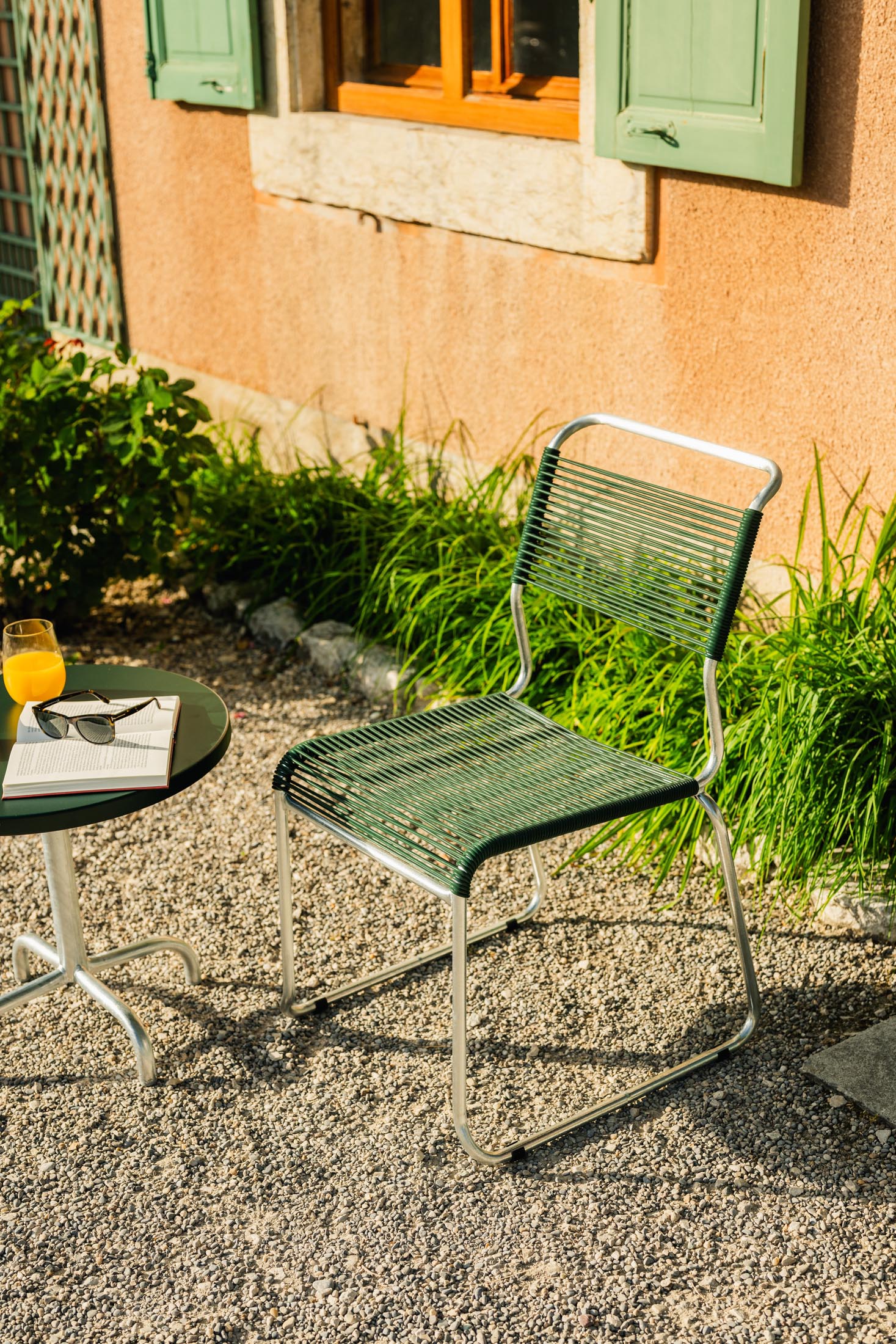 Spaghettistuhl Säntis mit Kufen in Tannengrün präsentiert im Onlineshop von KAQTU Design AG. Gartenstuhl ist von Schaffner